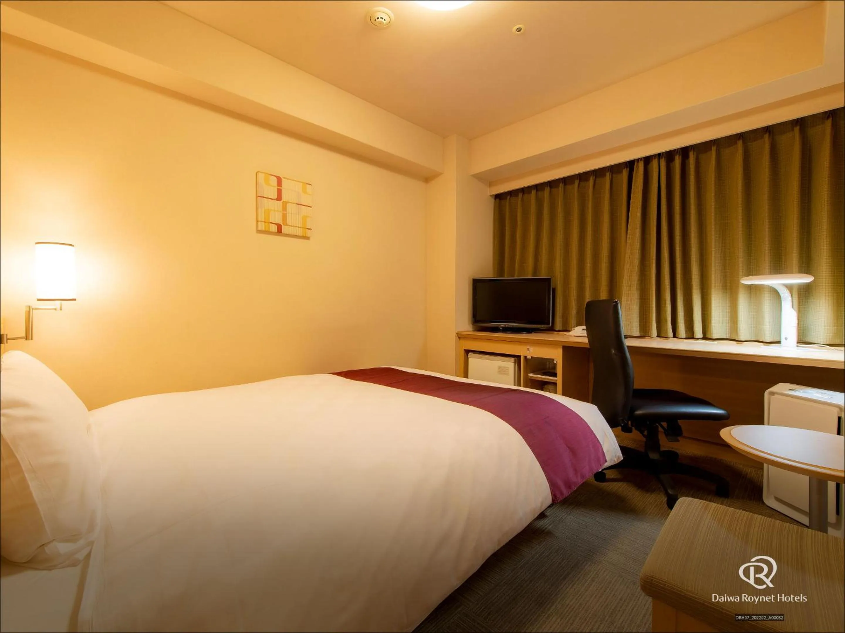 Photo of the whole room, Bed in Daiwa Roynet Hotel Hakata-Gion