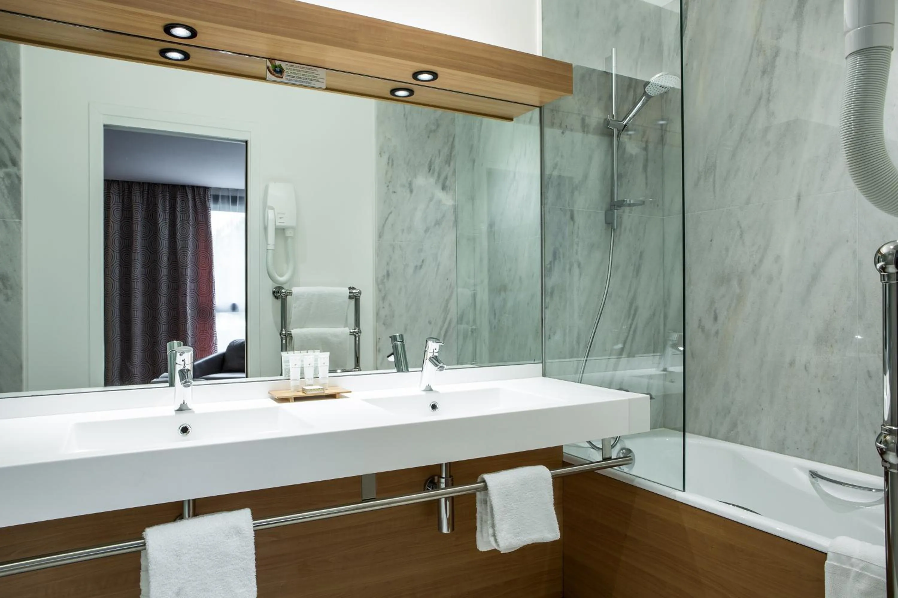 Hot Tub in Hôtel Forest Hill Meudon Velizy