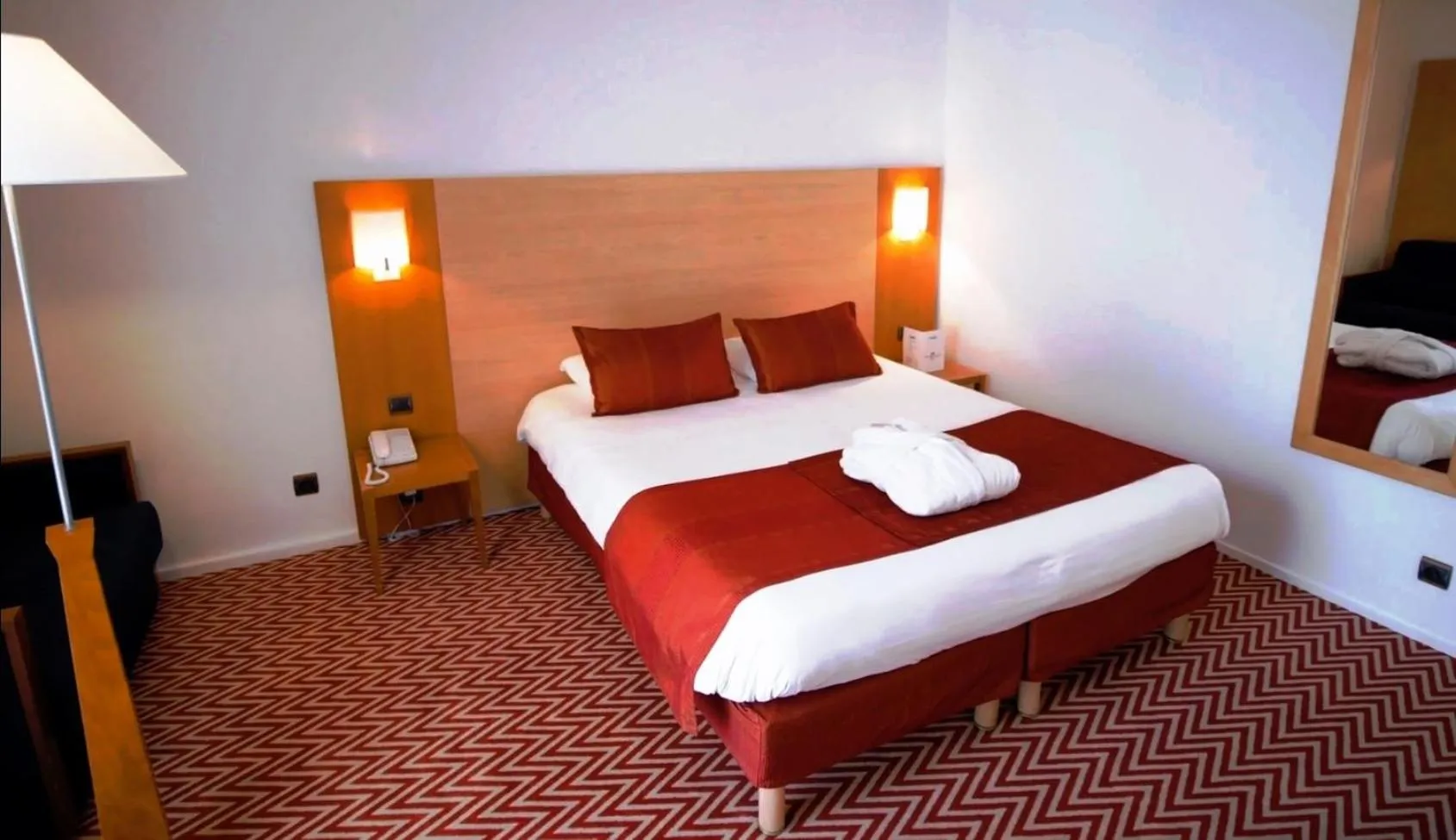 Photo of the whole room, Bed in Hôtel Forest Hill Meudon Velizy