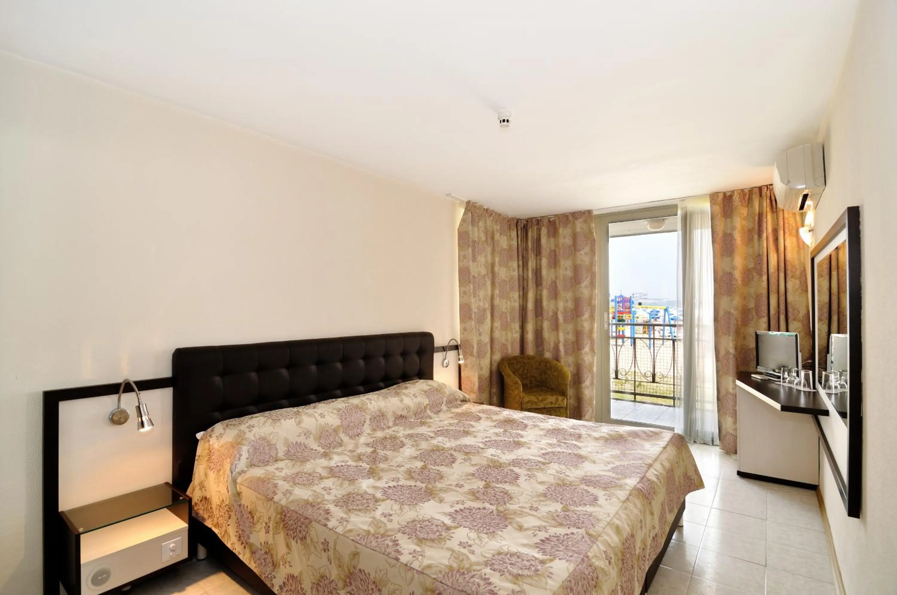 Photo of the whole room, Bed in Hotel Nona