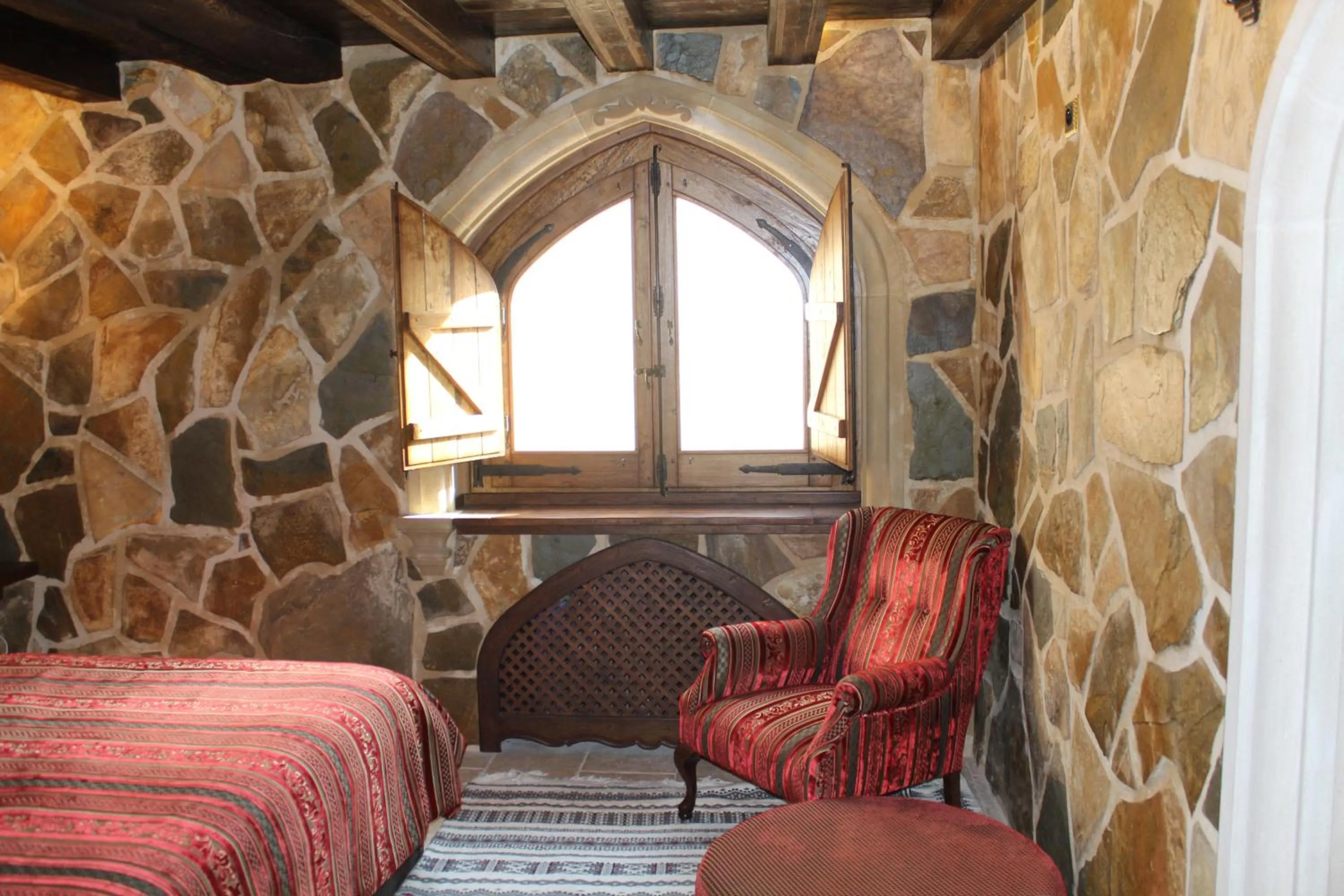 Photo of the whole room, Bed in Auberge Toison d'Or