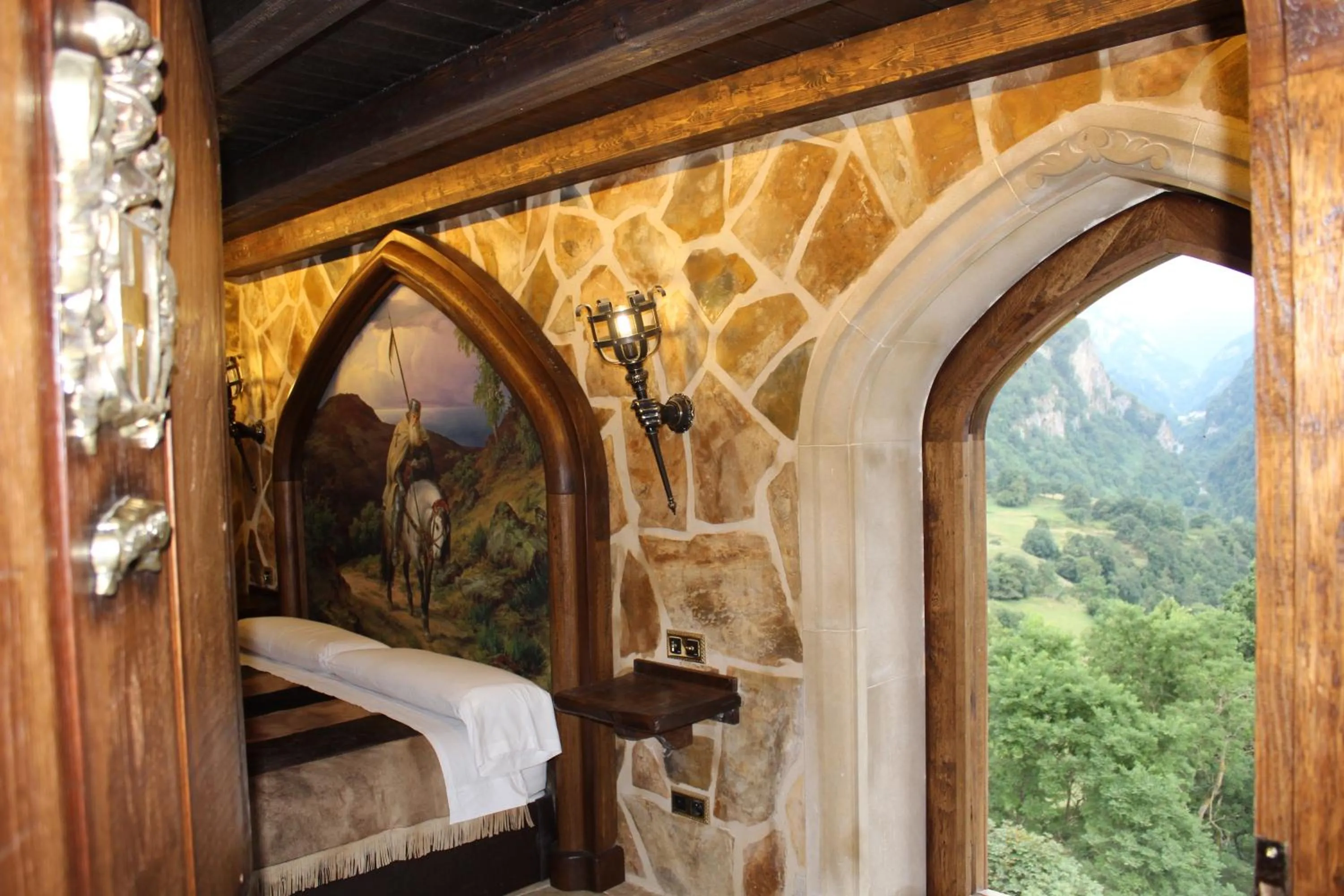 Decorative detail, Bed in Auberge Toison d'Or