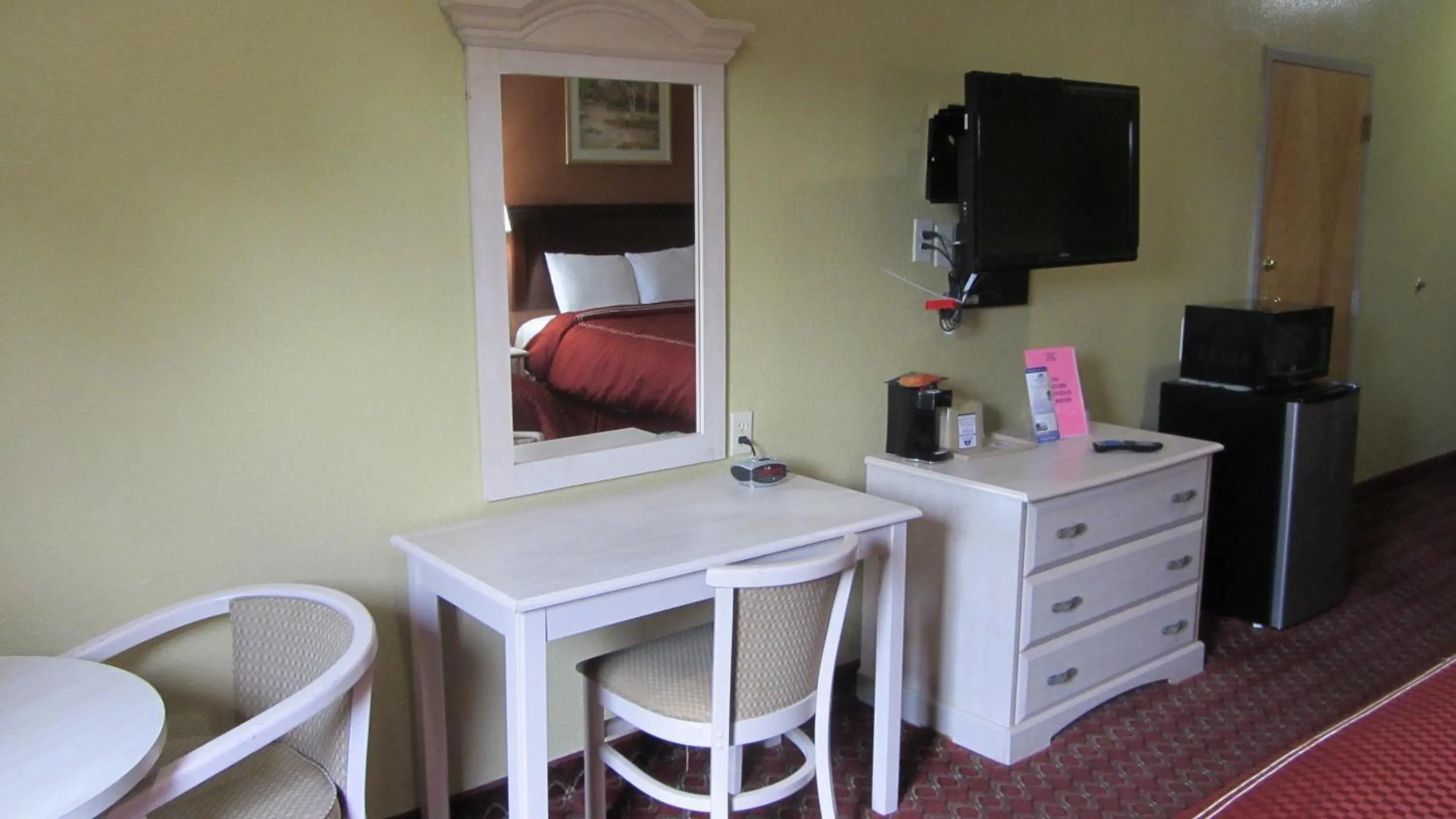 TV and multimedia in Americas Best Value Inn and Suites Houston FM 1960