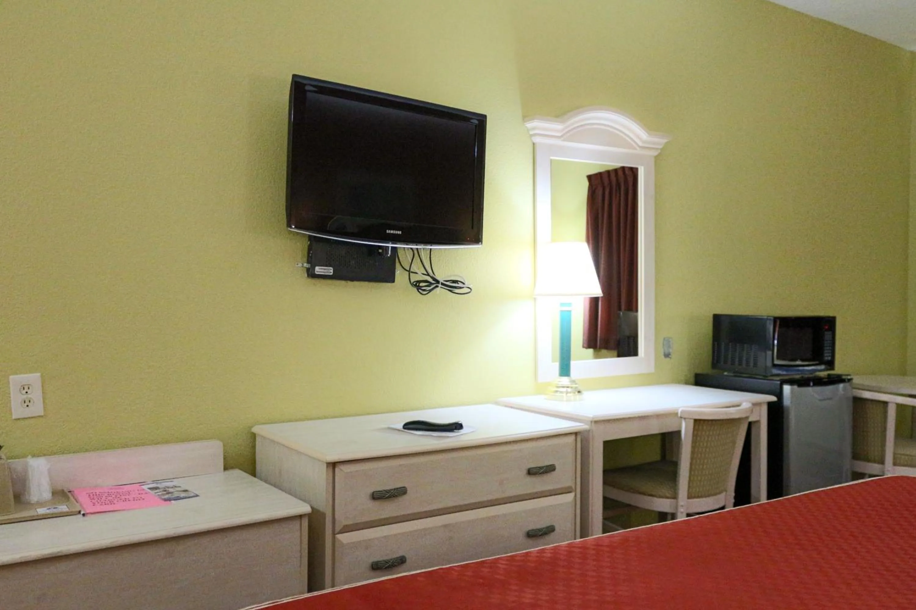 TV and multimedia in Americas Best Value Inn and Suites Houston FM 1960