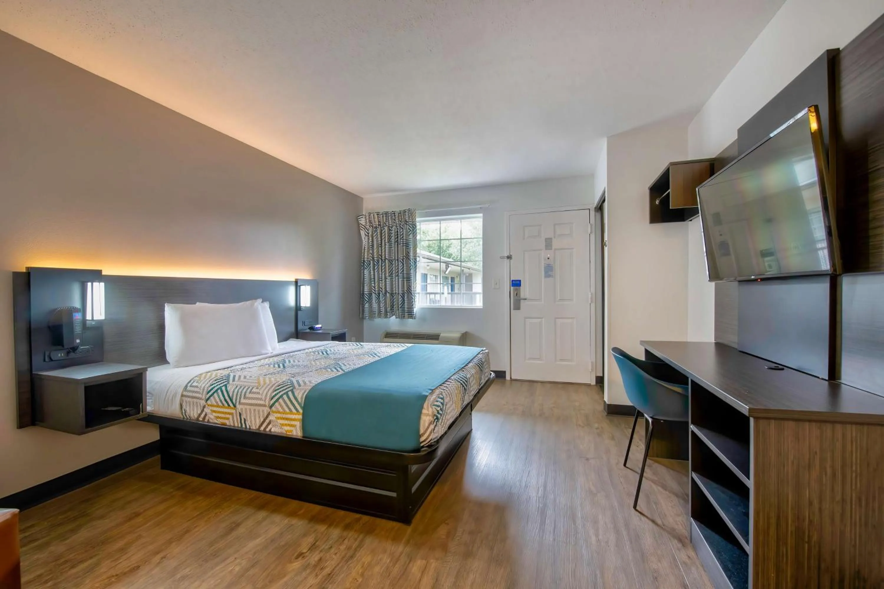 Bedroom, Bed in Studio 6-Pascagoula, MS