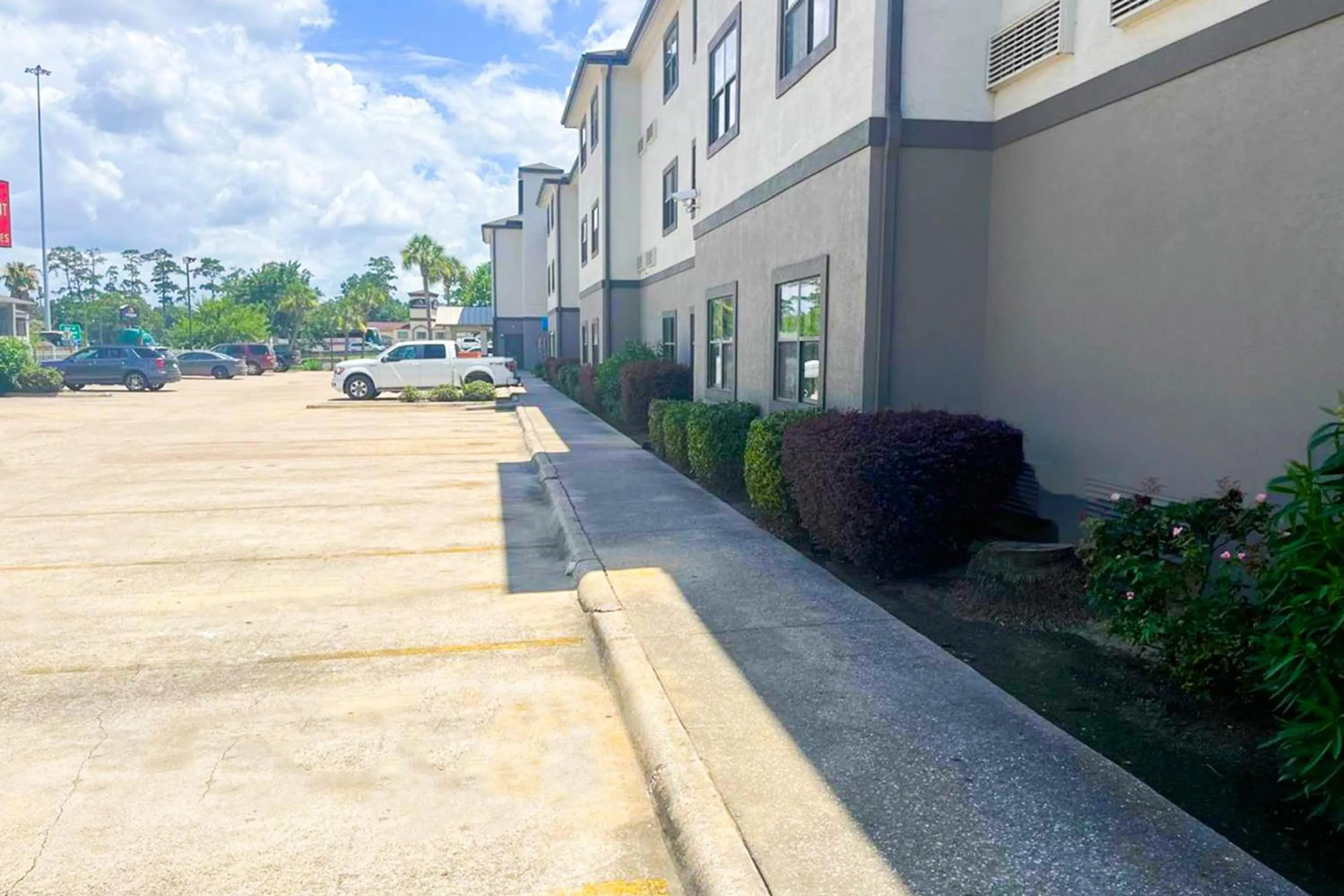 Facade/entrance in OYO Townhouse Beaumont Medical Center Area