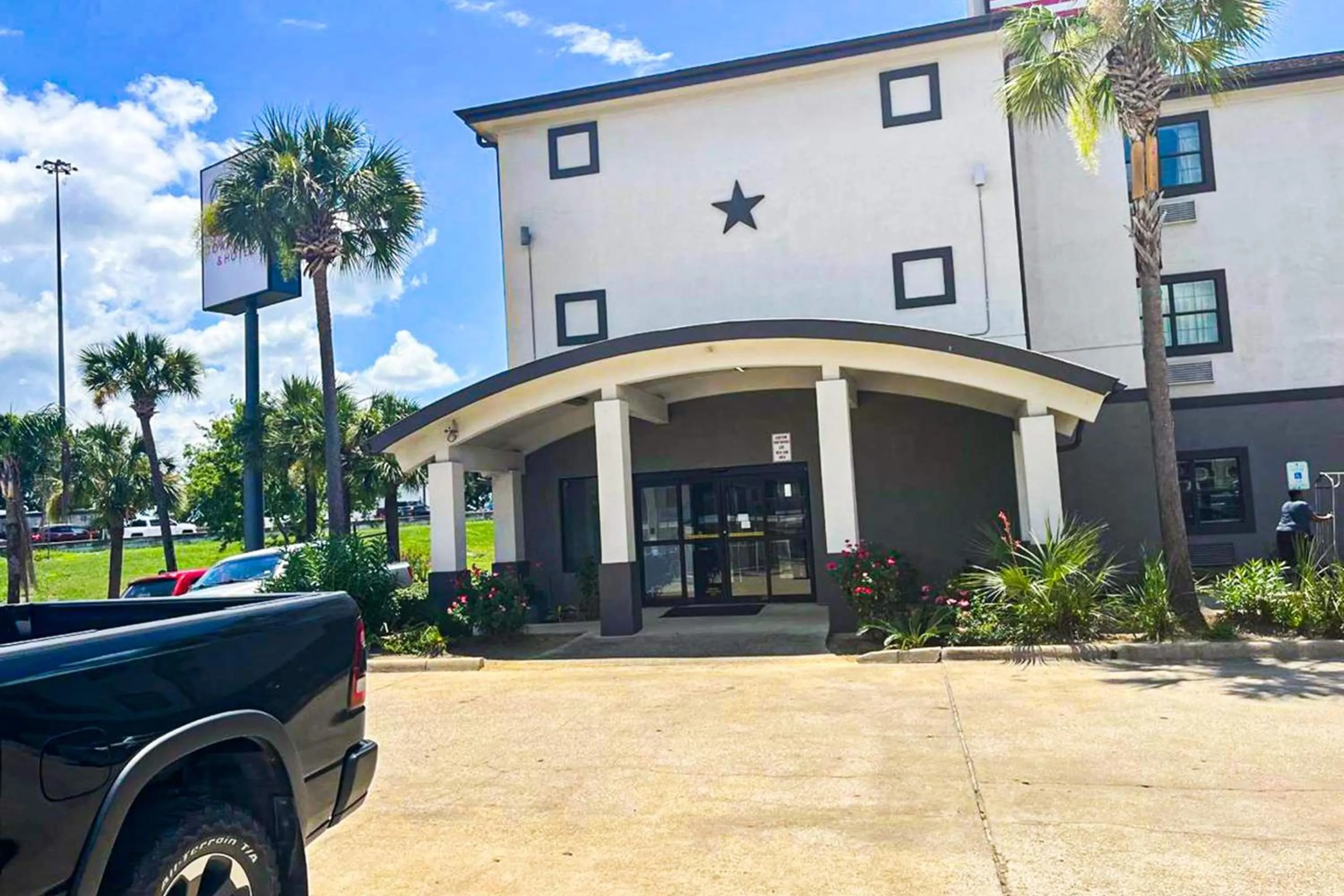 Facade/entrance in OYO Townhouse Beaumont Medical Center Area