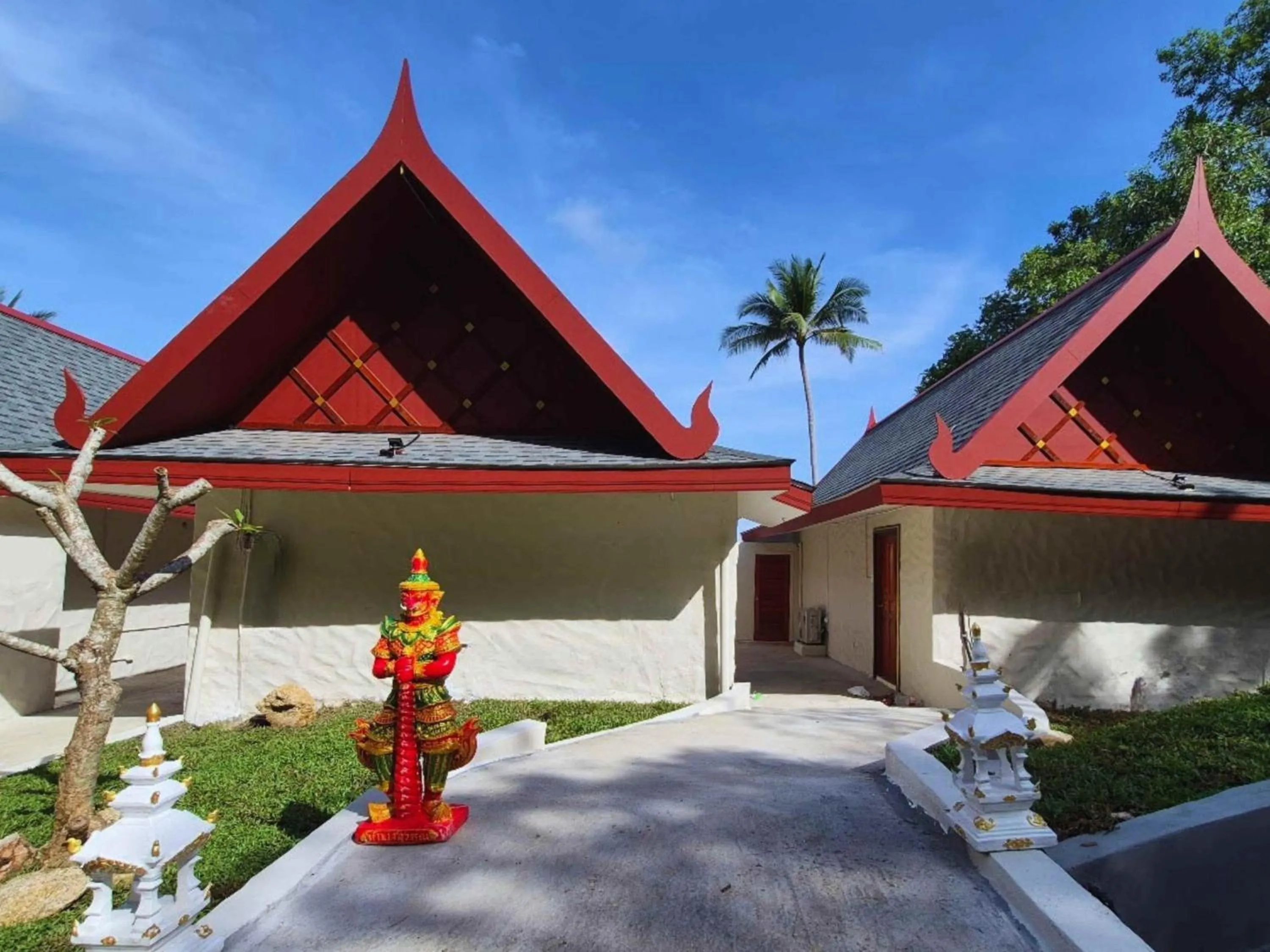 Facade/entrance in Crystal Bay Yacht Club Beach Resort
