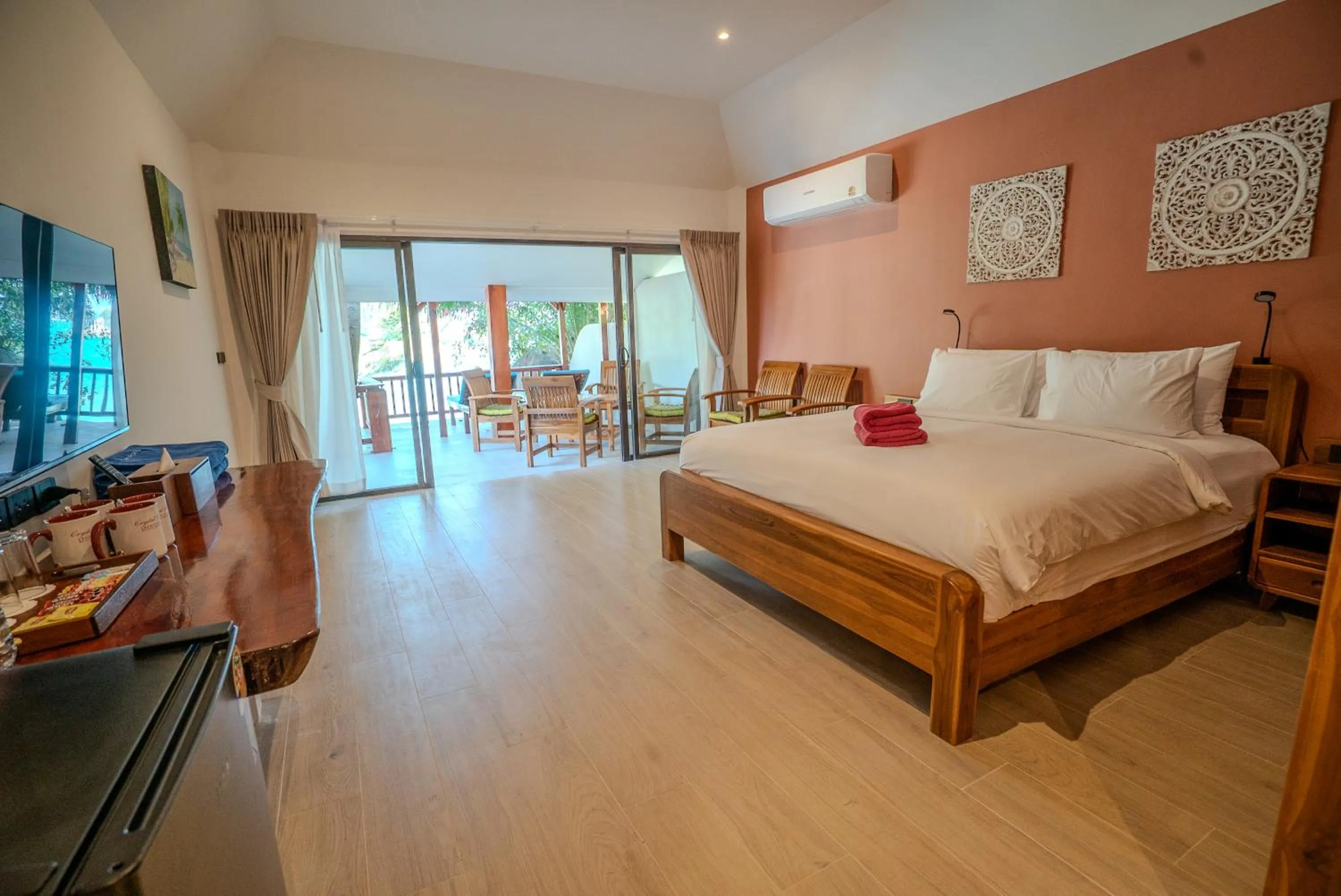 Bedroom, Bed in Crystal Bay Yacht Club Beach Resort