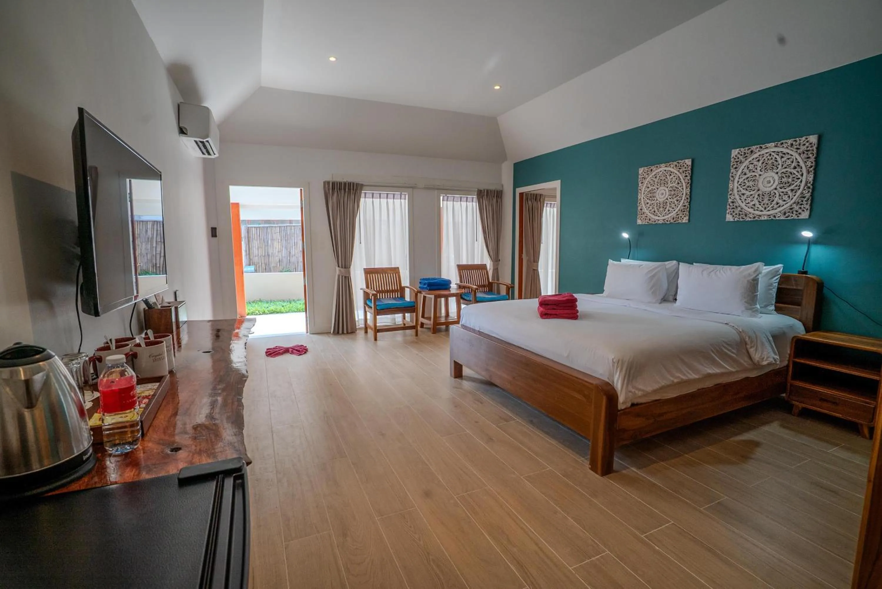 Bedroom, Bed in Crystal Bay Yacht Club Beach Resort