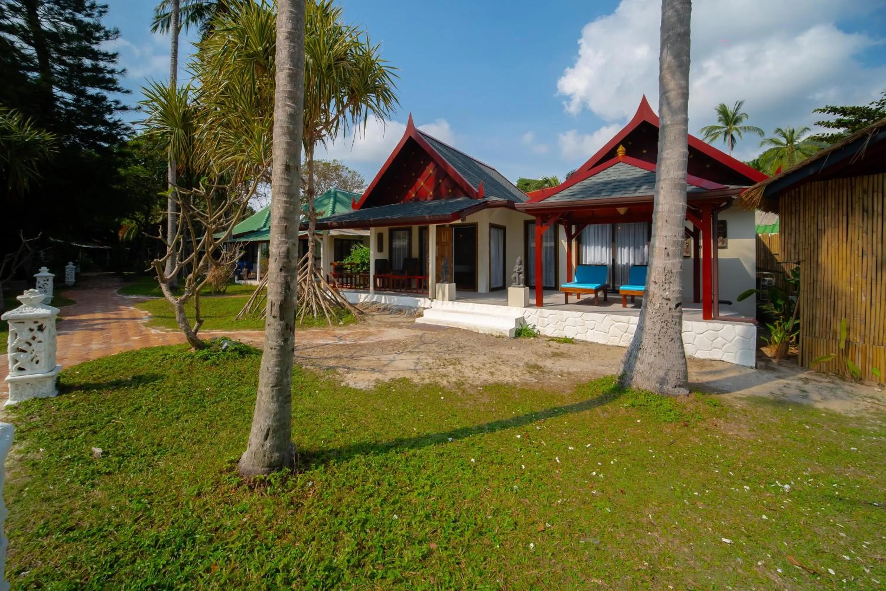 Property building in Crystal Bay Yacht Club Beach Resort