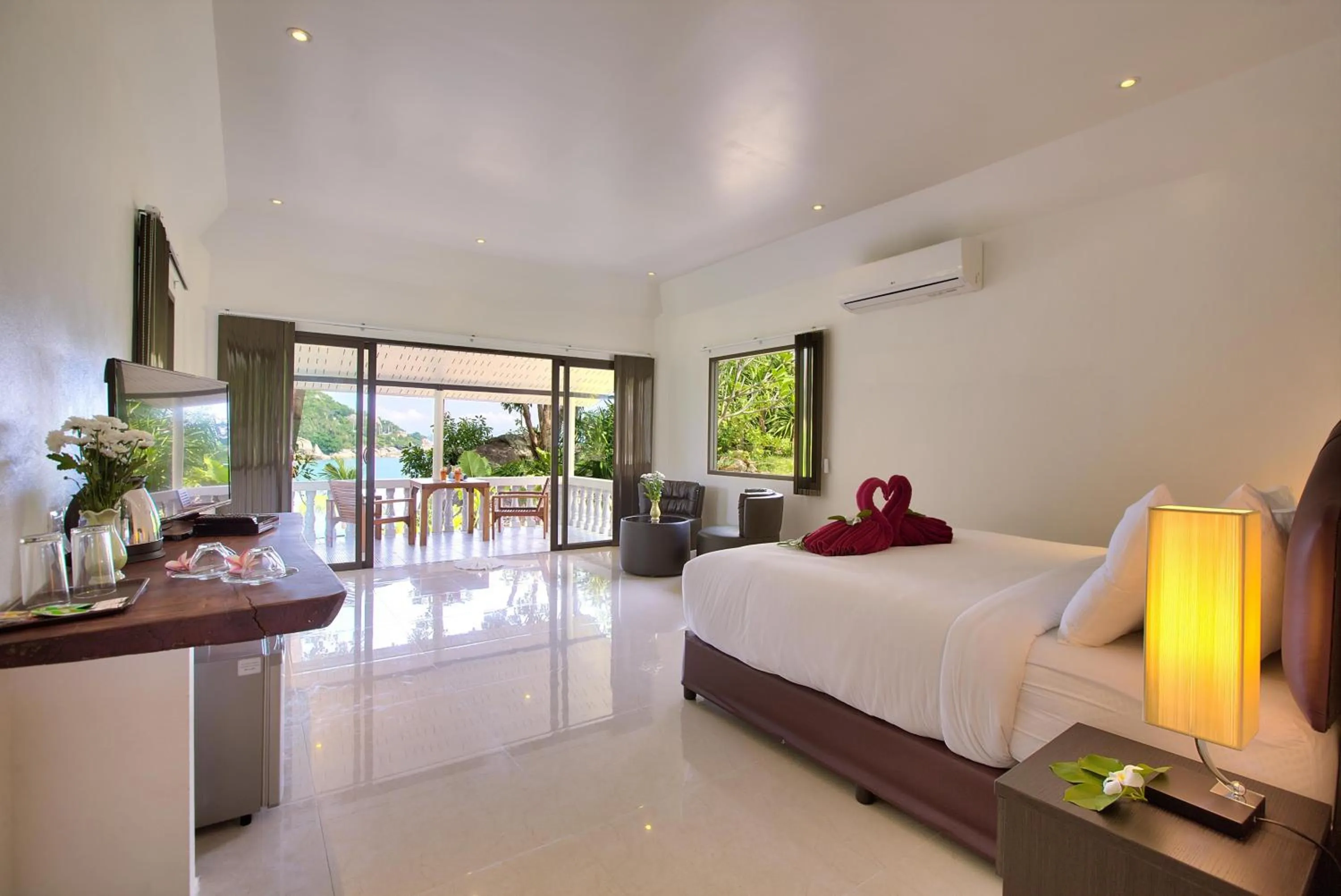 Bedroom, Bed in Crystal Bay Yacht Club Beach Resort