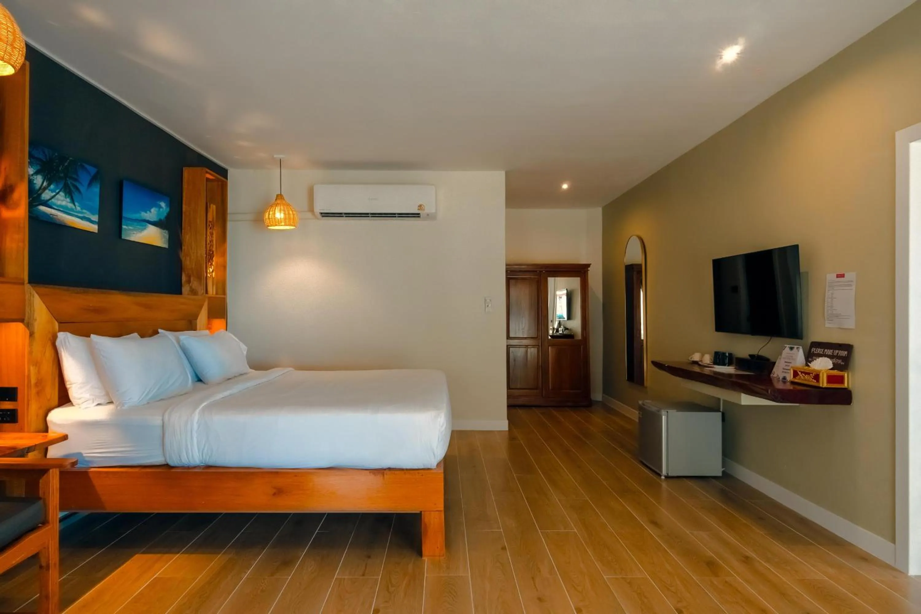 TV and multimedia, Bed in Crystal Bay Yacht Club Beach Resort