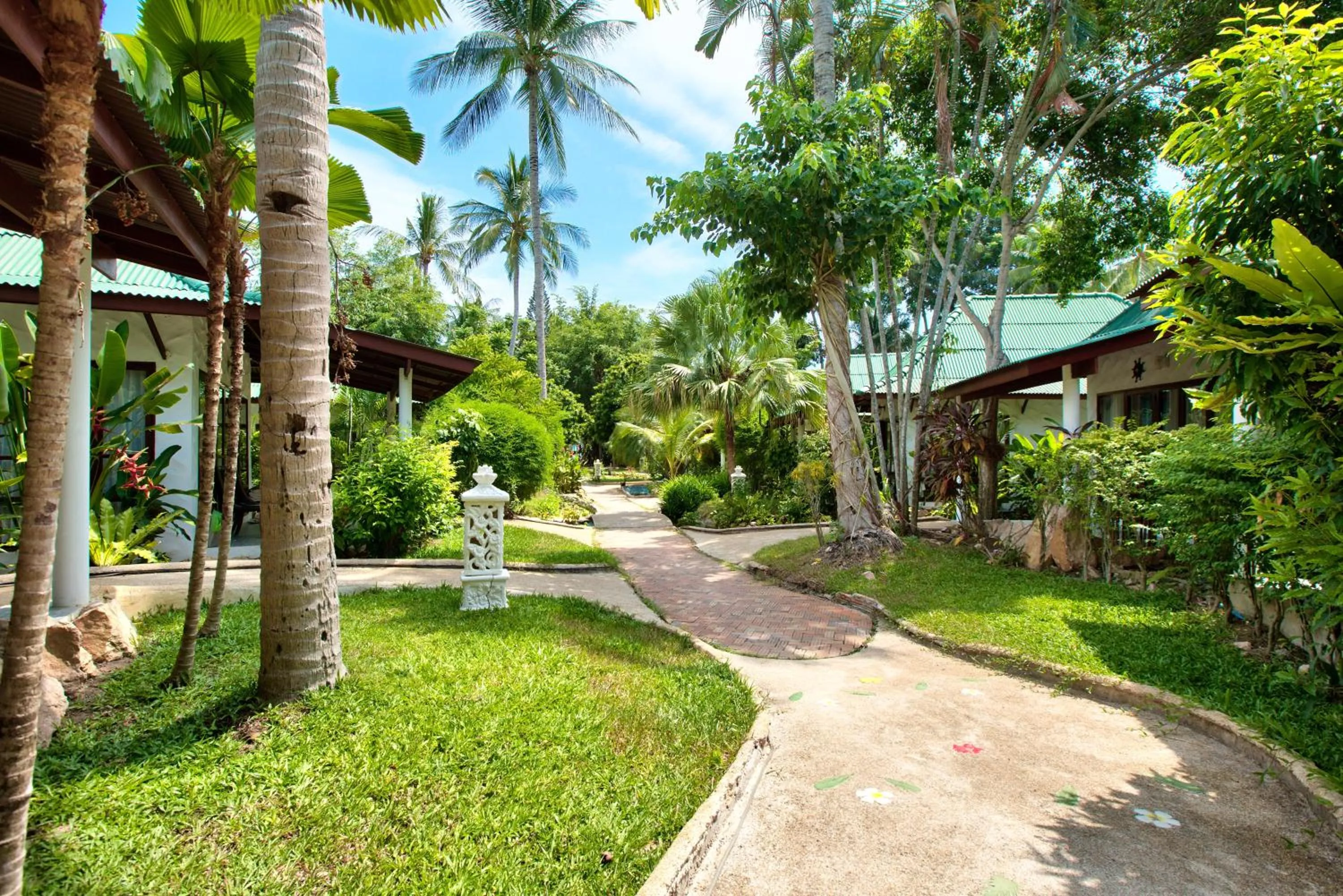 Garden in Crystal Bay Yacht Club Beach Resort