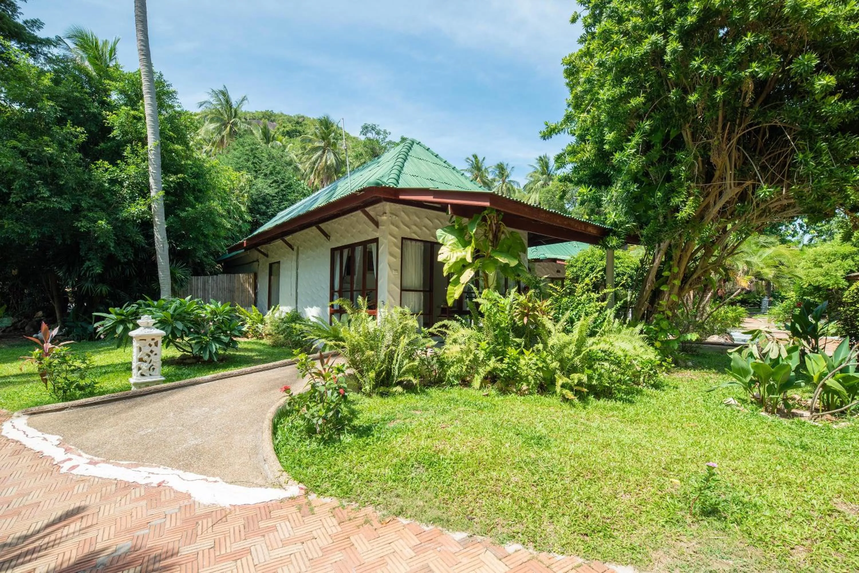 Property building in Crystal Bay Yacht Club Beach Resort