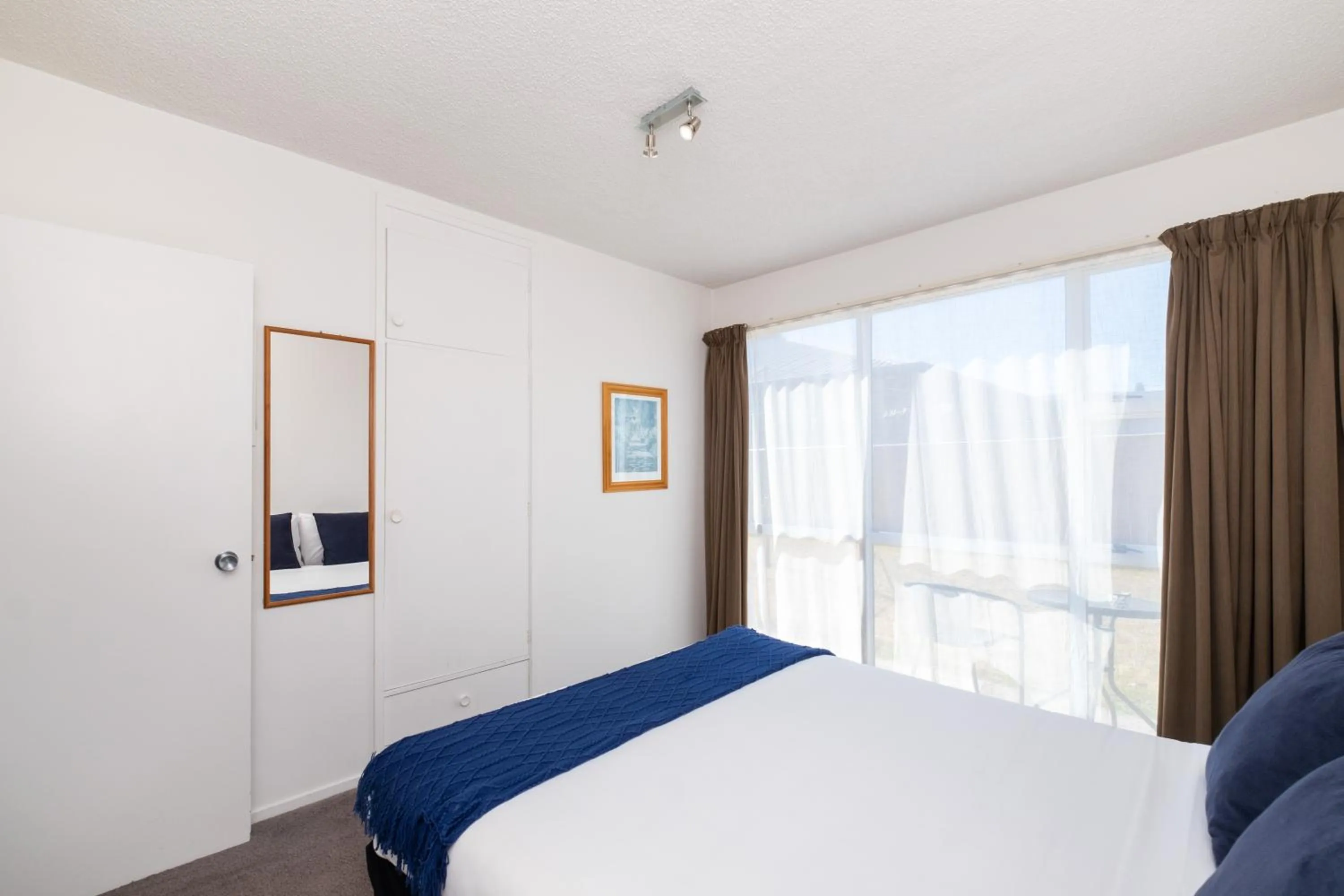 Bedroom, Bed in Chevron Motel