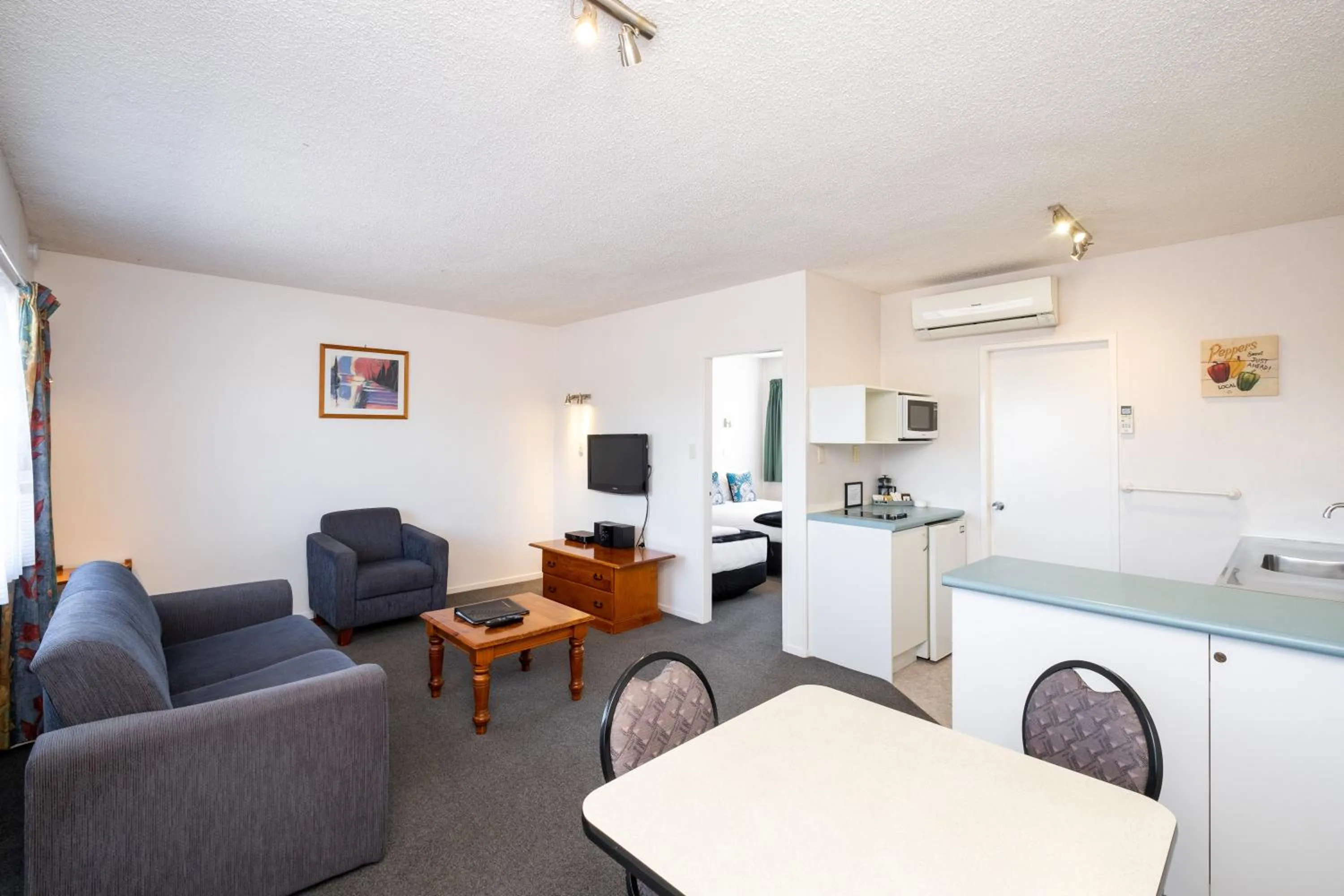 Living room in Chevron Motel