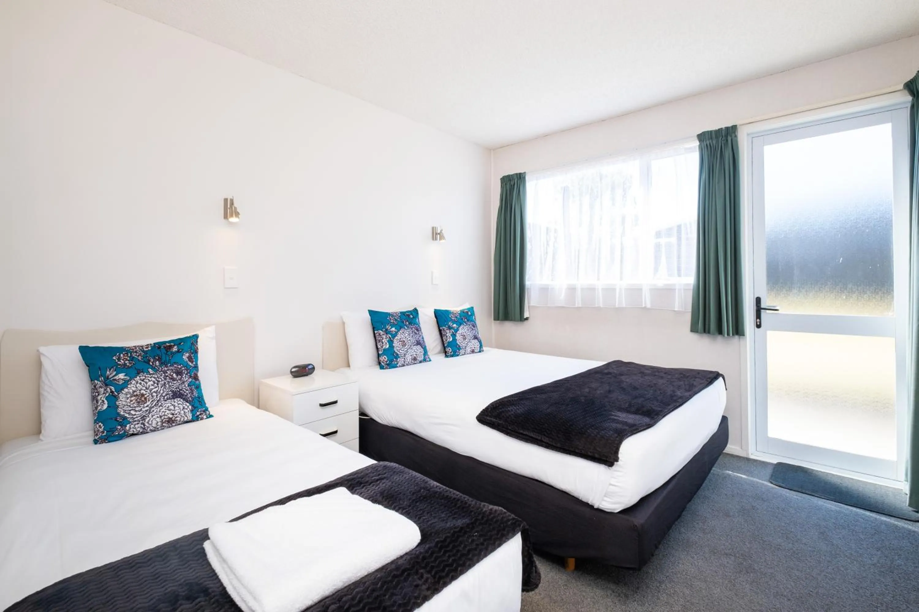 Bedroom, Bed in Chevron Motel