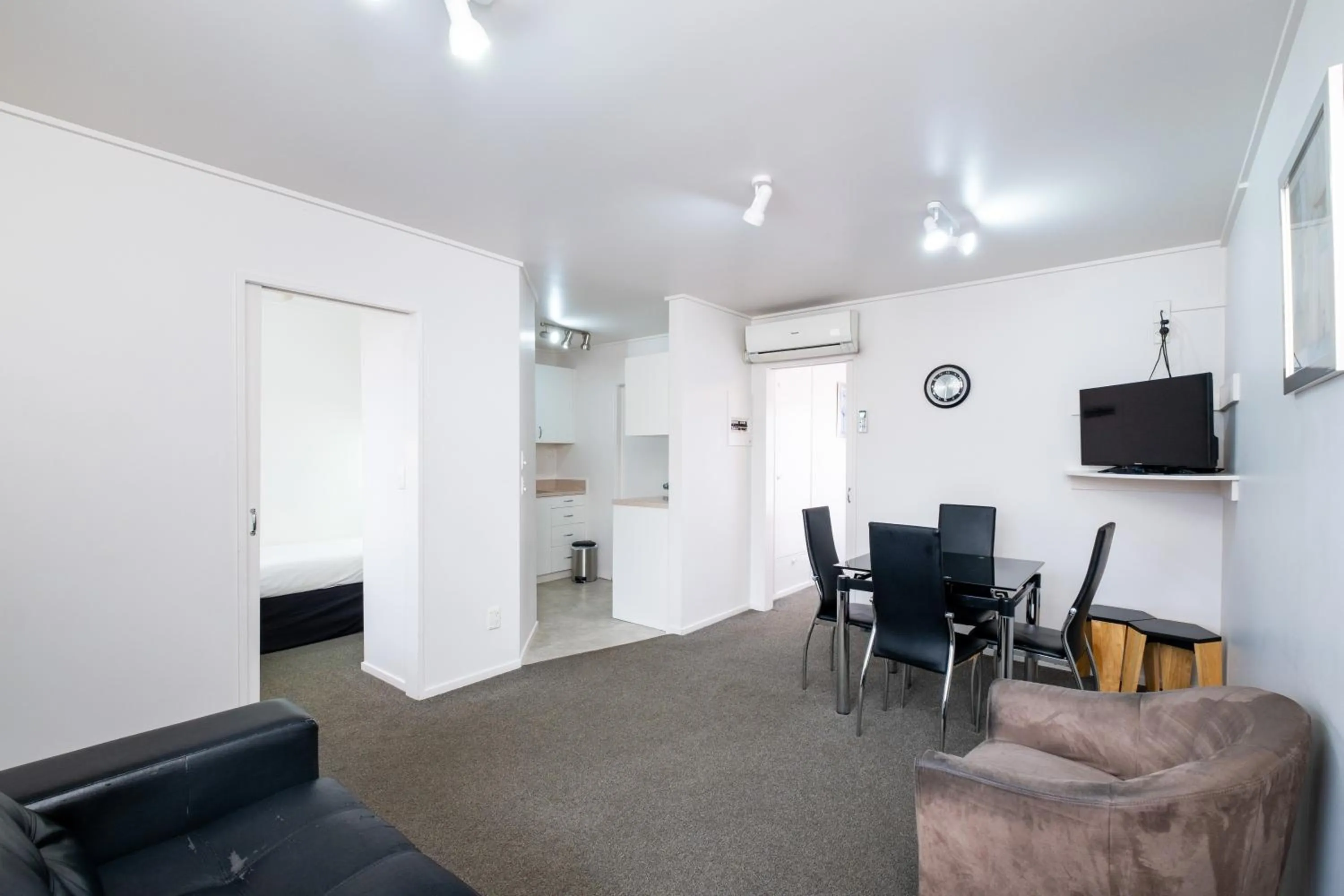 Living room in Chevron Motel