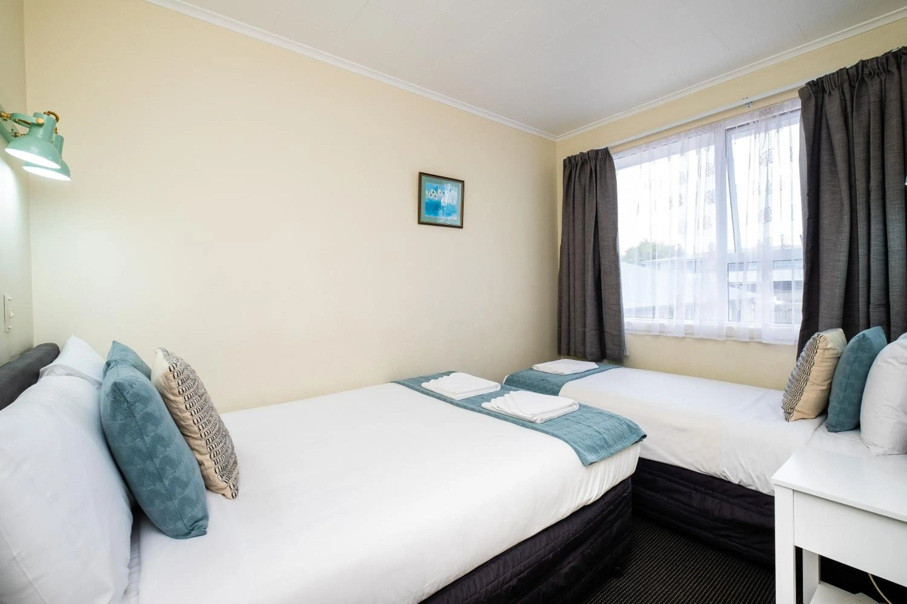 Bedroom, Bed in Chevron Motel