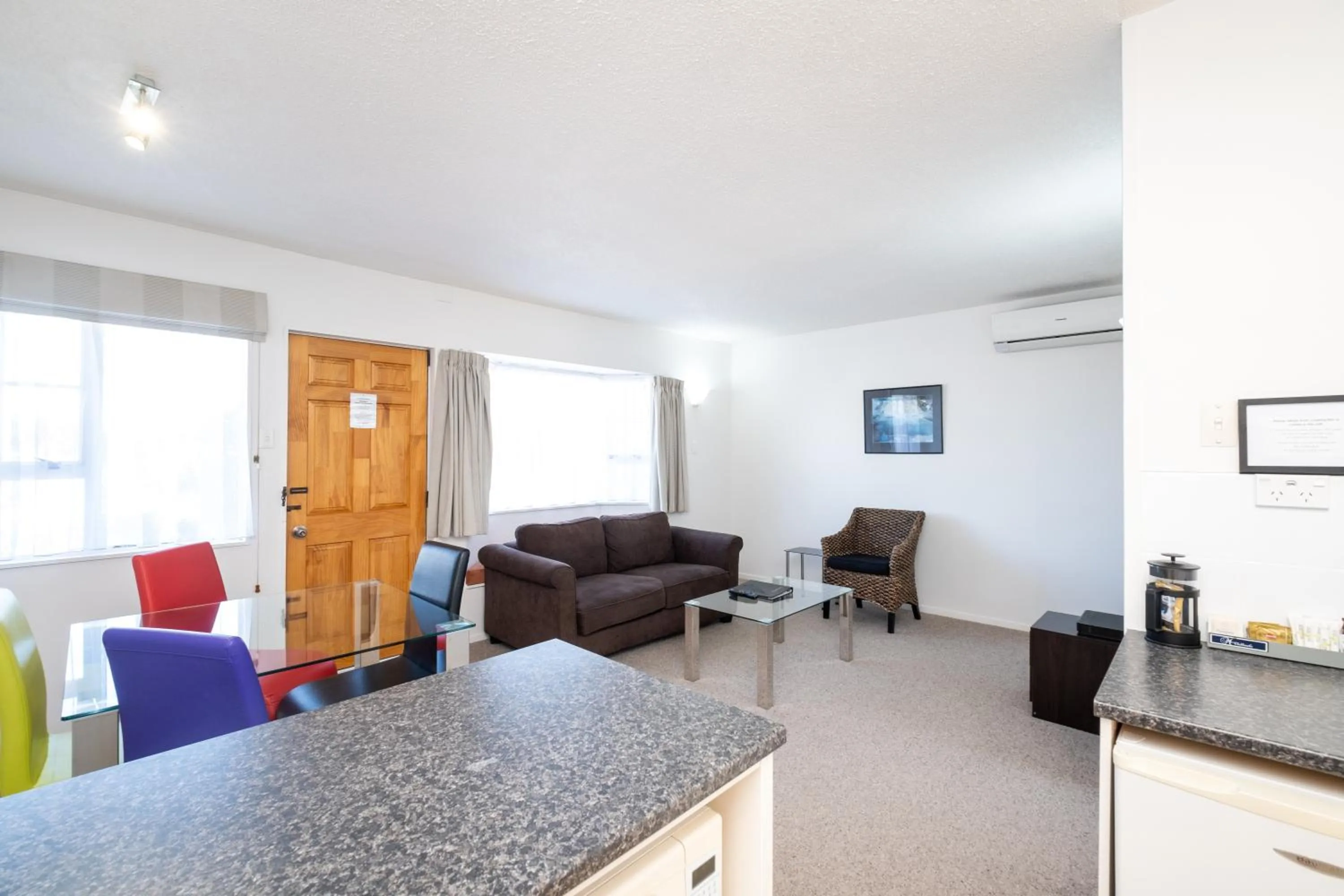 Living room in Chevron Motel