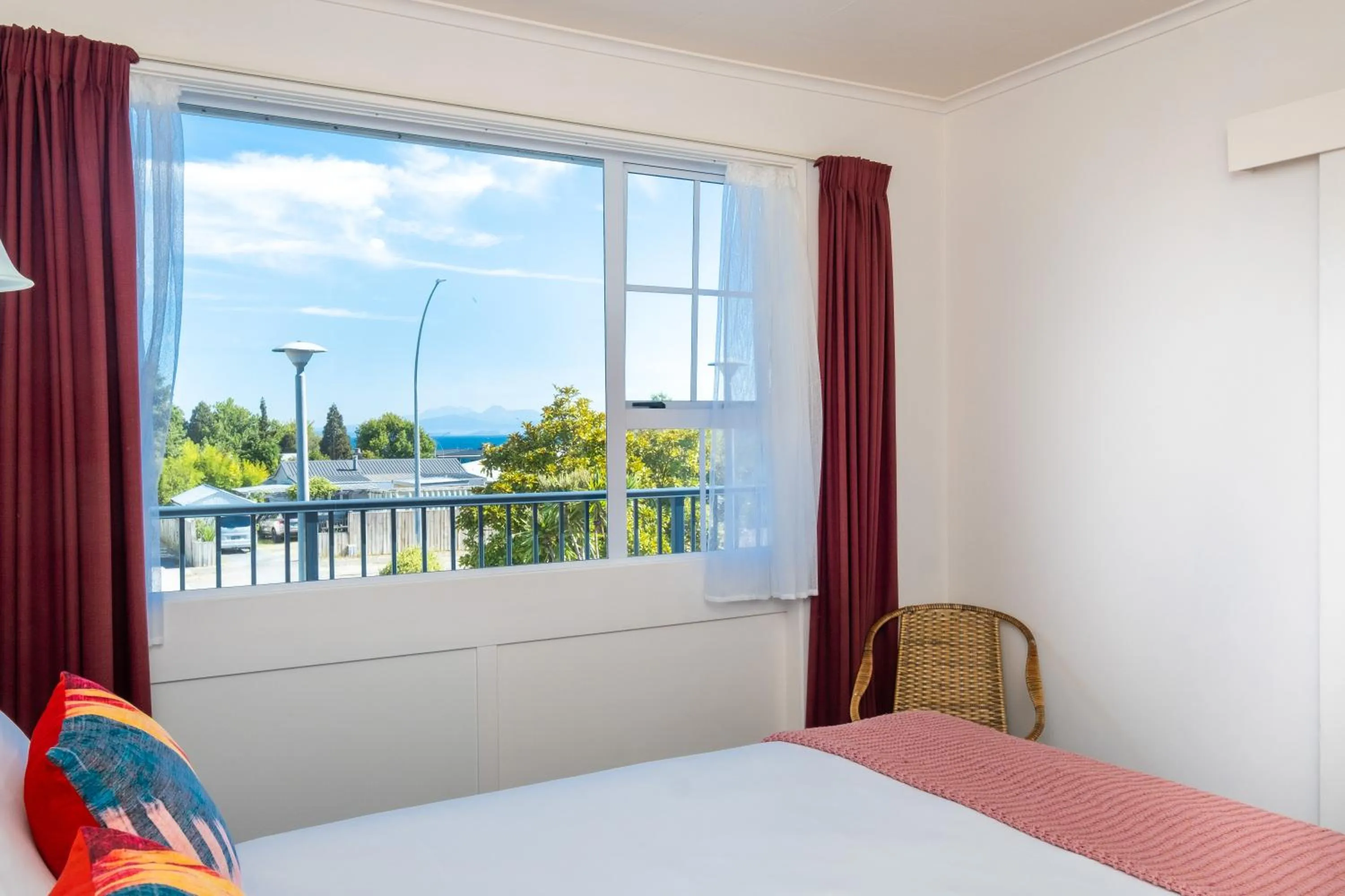 View (from property/room), Bed in Chevron Motel