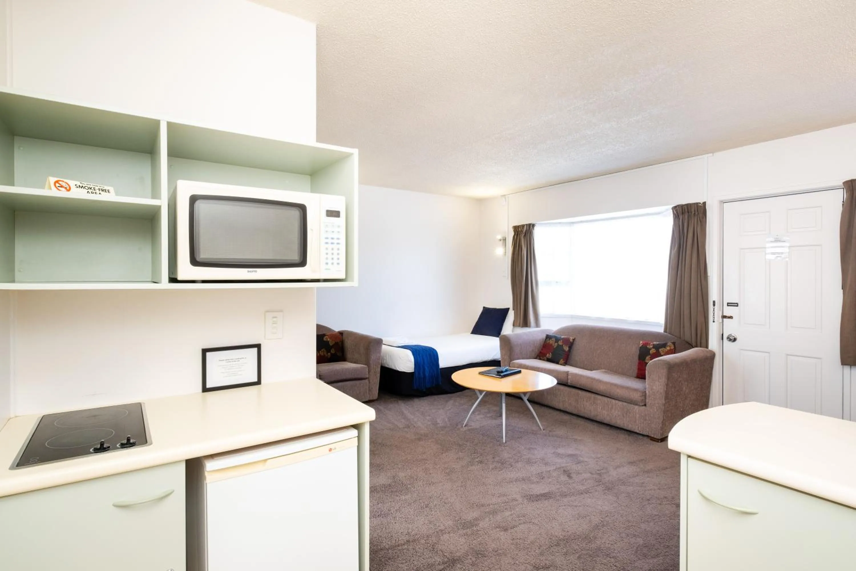 Living room in Chevron Motel