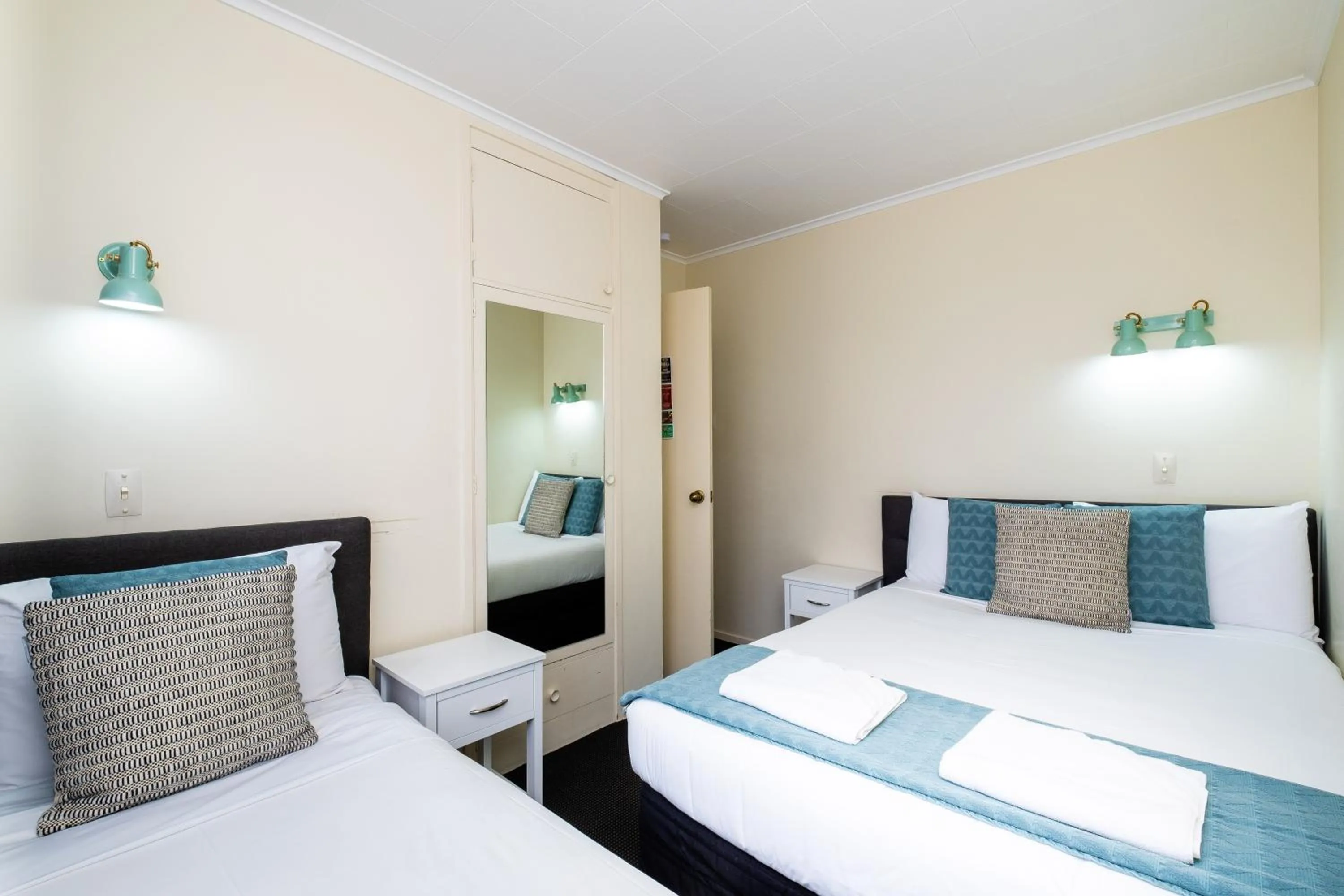 Bedroom, Bed in Chevron Motel