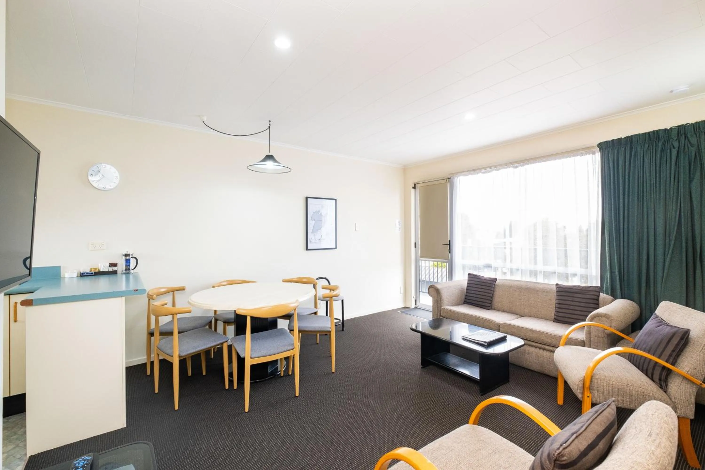 Living room in Chevron Motel