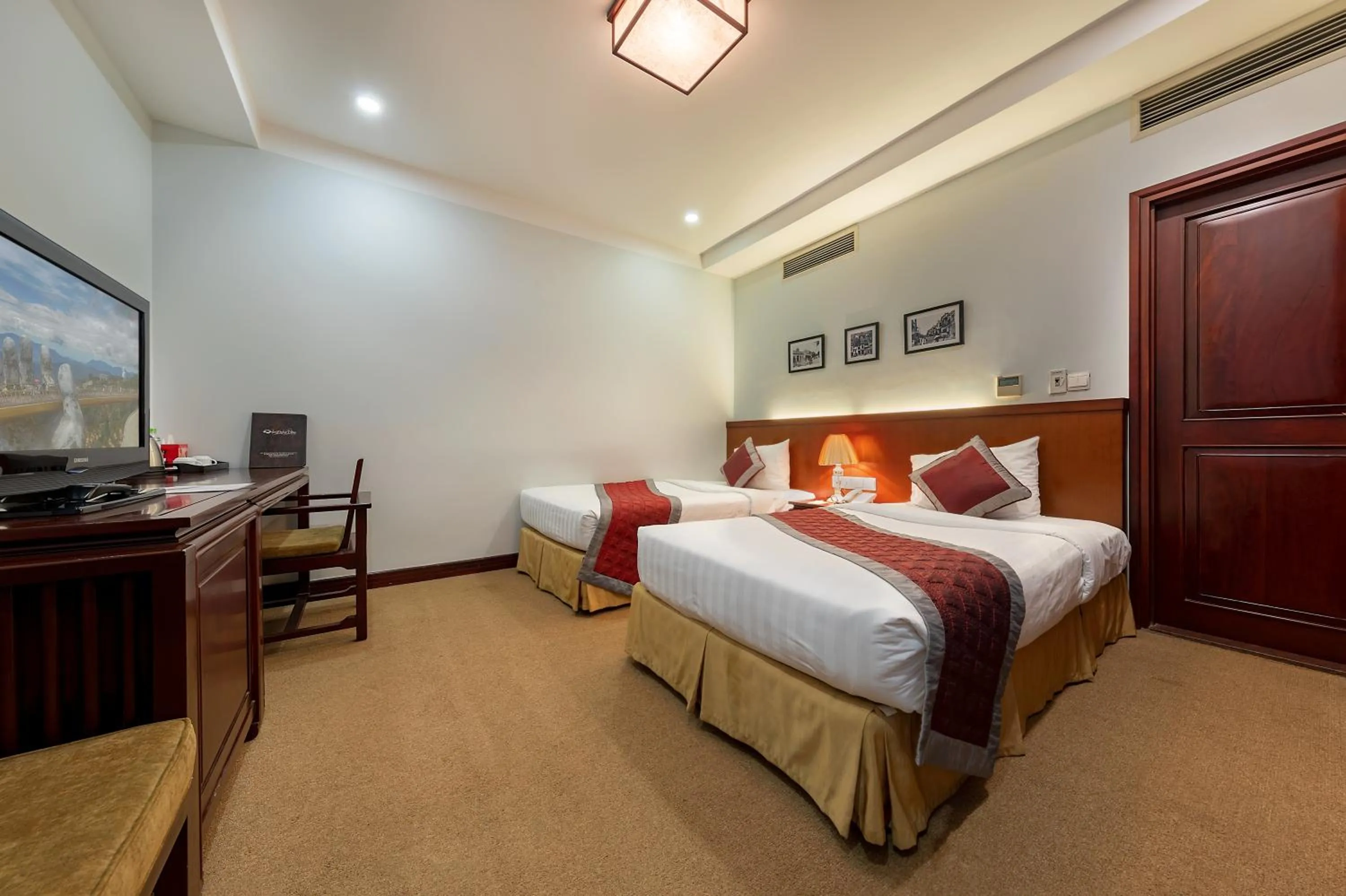 Property building, Bed in La Dolce Vita Hotel