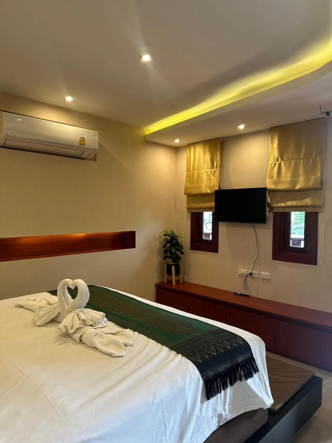 Bed in Royal Phawadee Village Patong - 2 Minutes walk to the beach