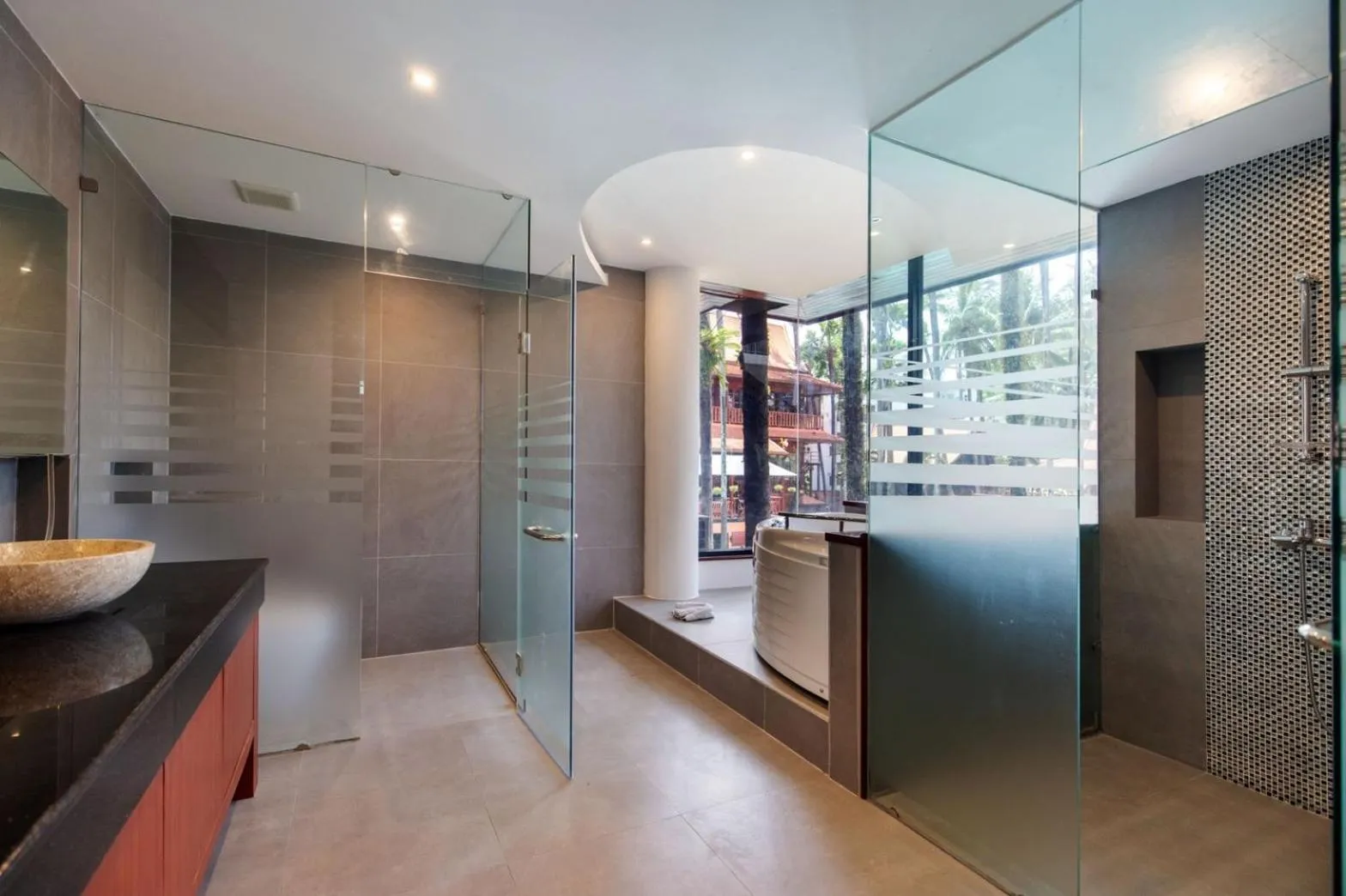 Bathroom in Royal Phawadee Village Patong - 2 Minutes walk to the beach