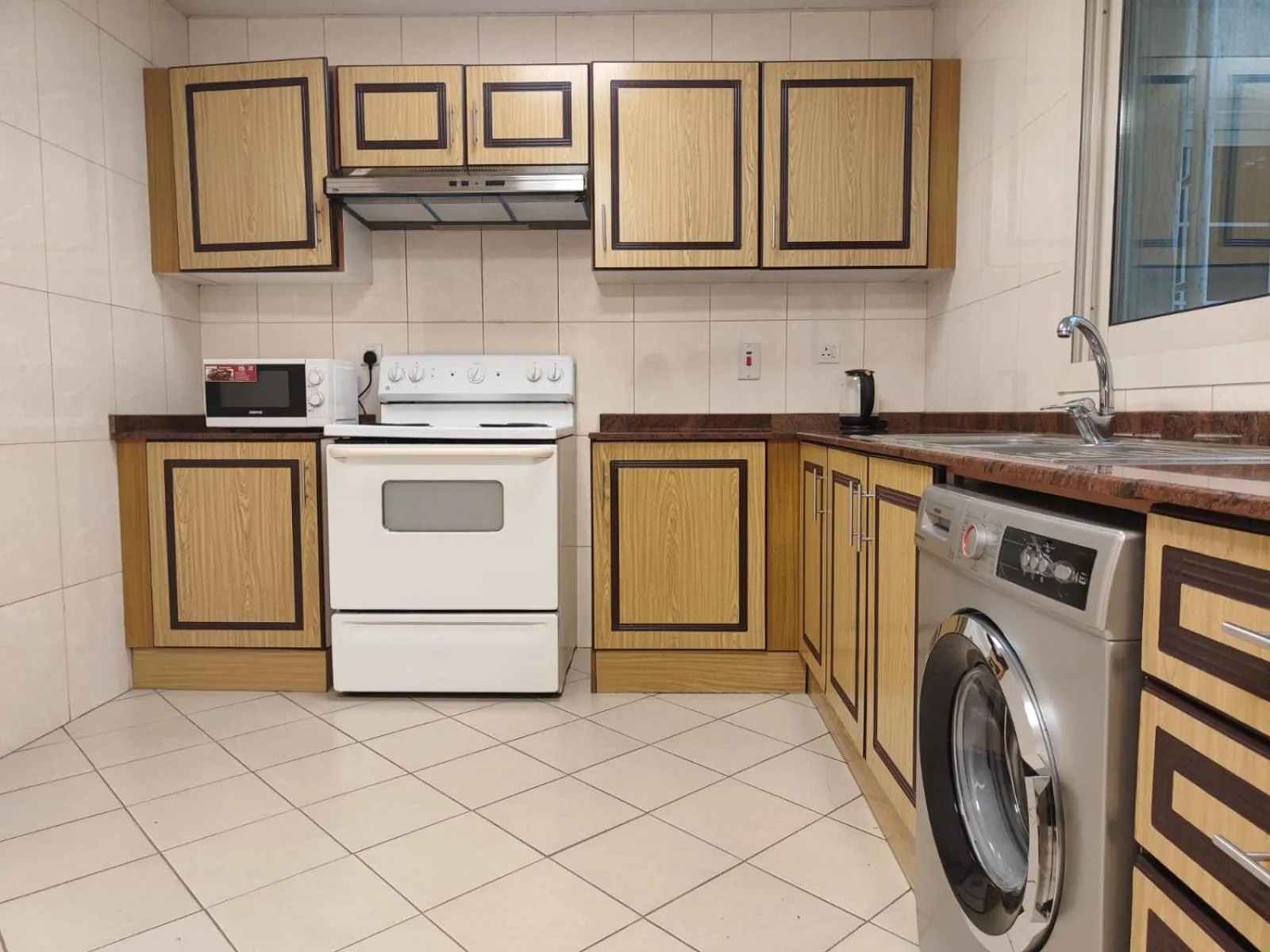 Kitchen or kitchenette in Al Raya Hotel Apartments