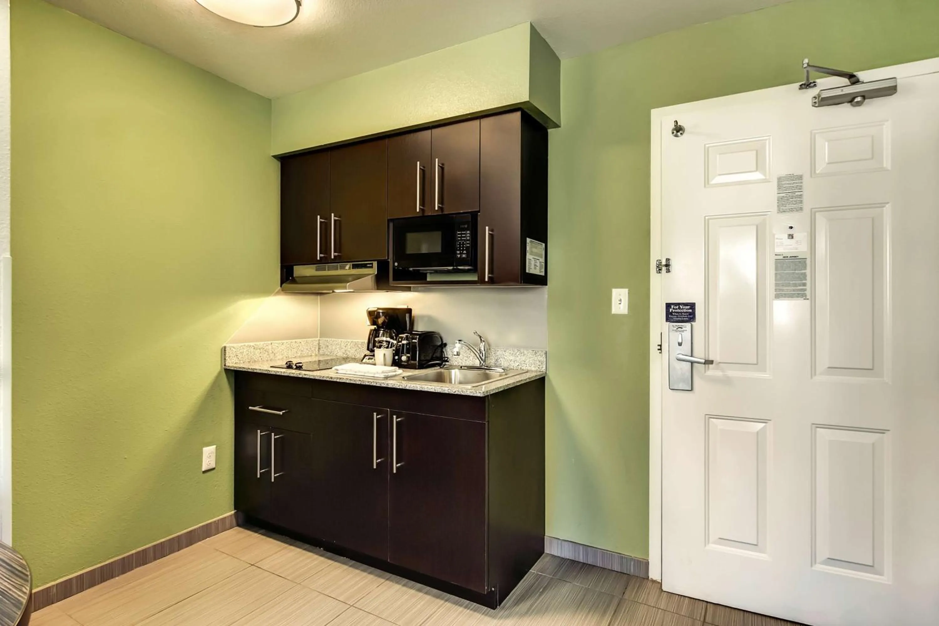Kitchen or kitchenette in Studio 6-East Brunswick, NJ - NYC Area