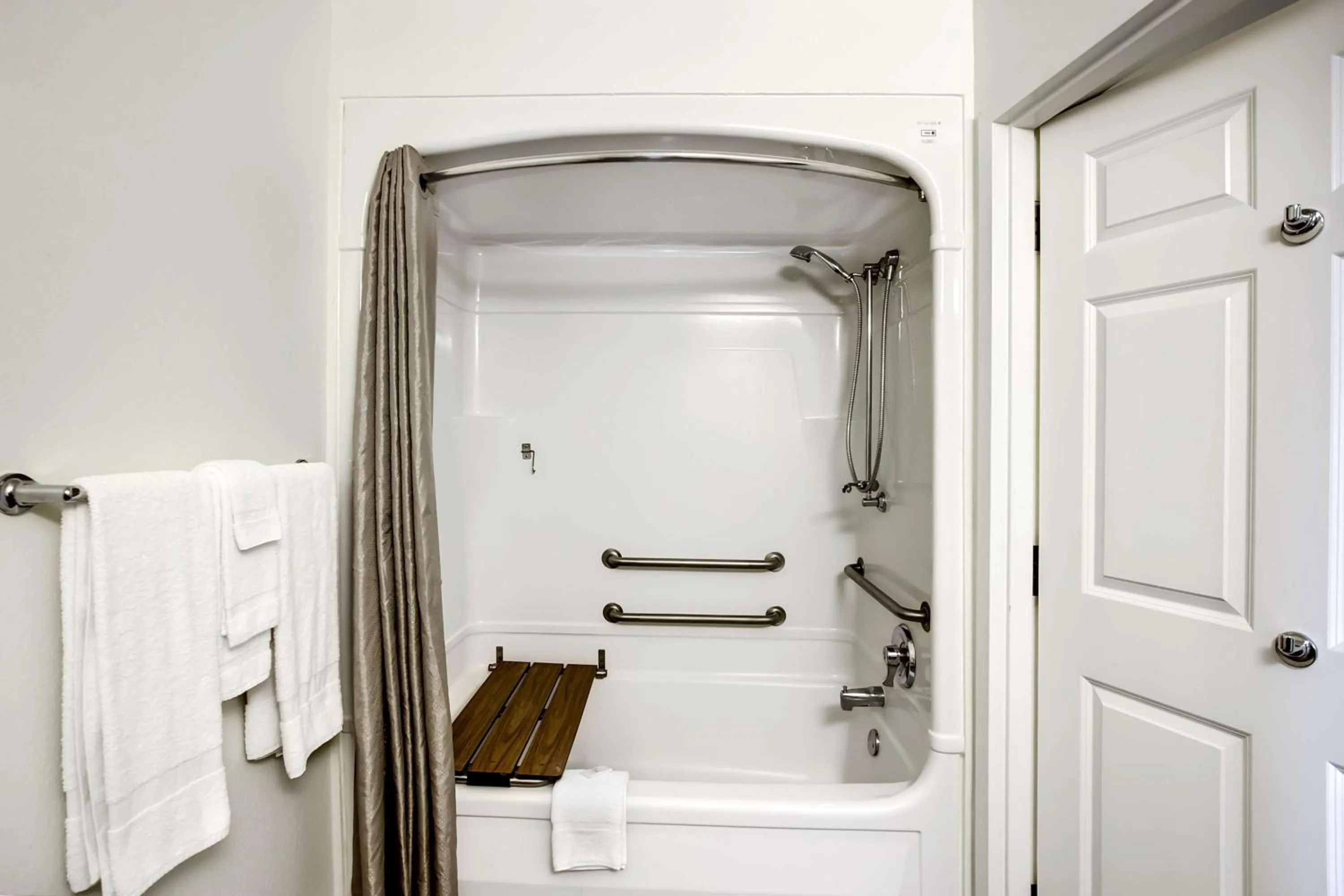 Shower in Studio 6-East Brunswick, NJ - NYC Area