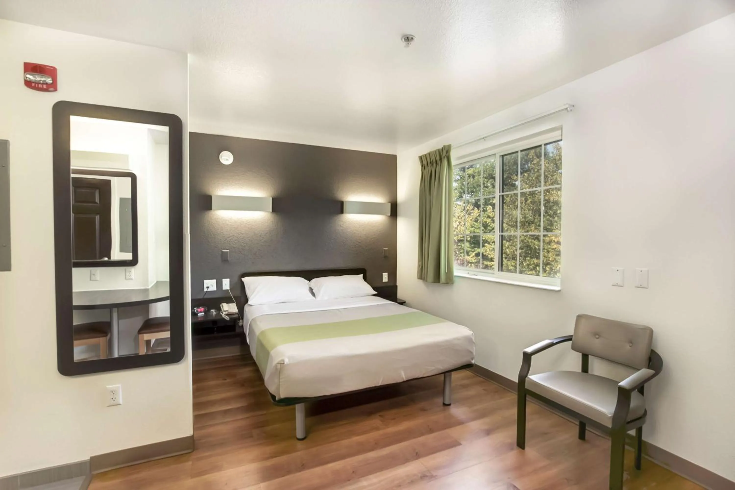 Bedroom, Bed in Studio 6-East Brunswick, NJ - NYC Area