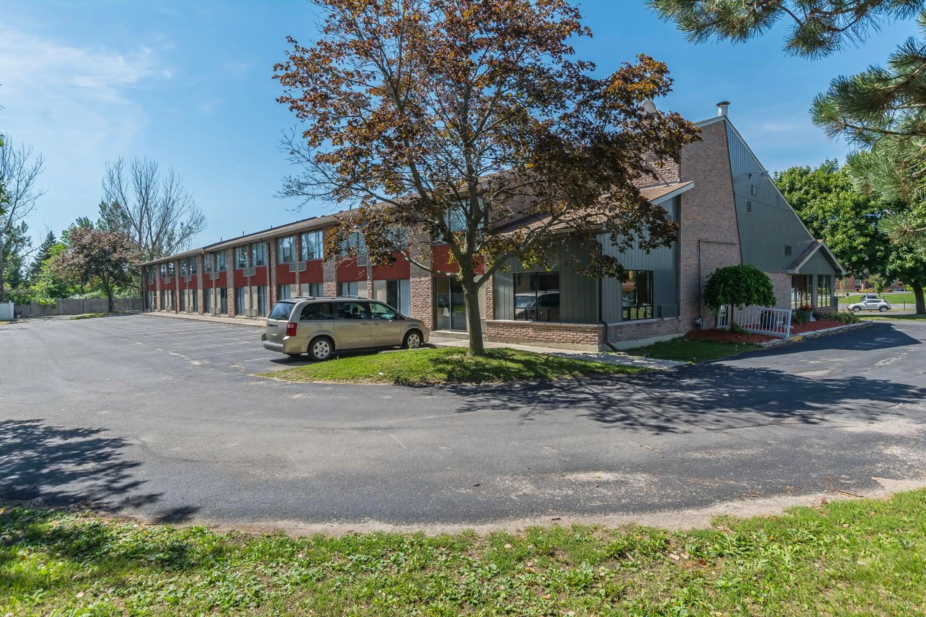 Property Building in Maple Crest Inn