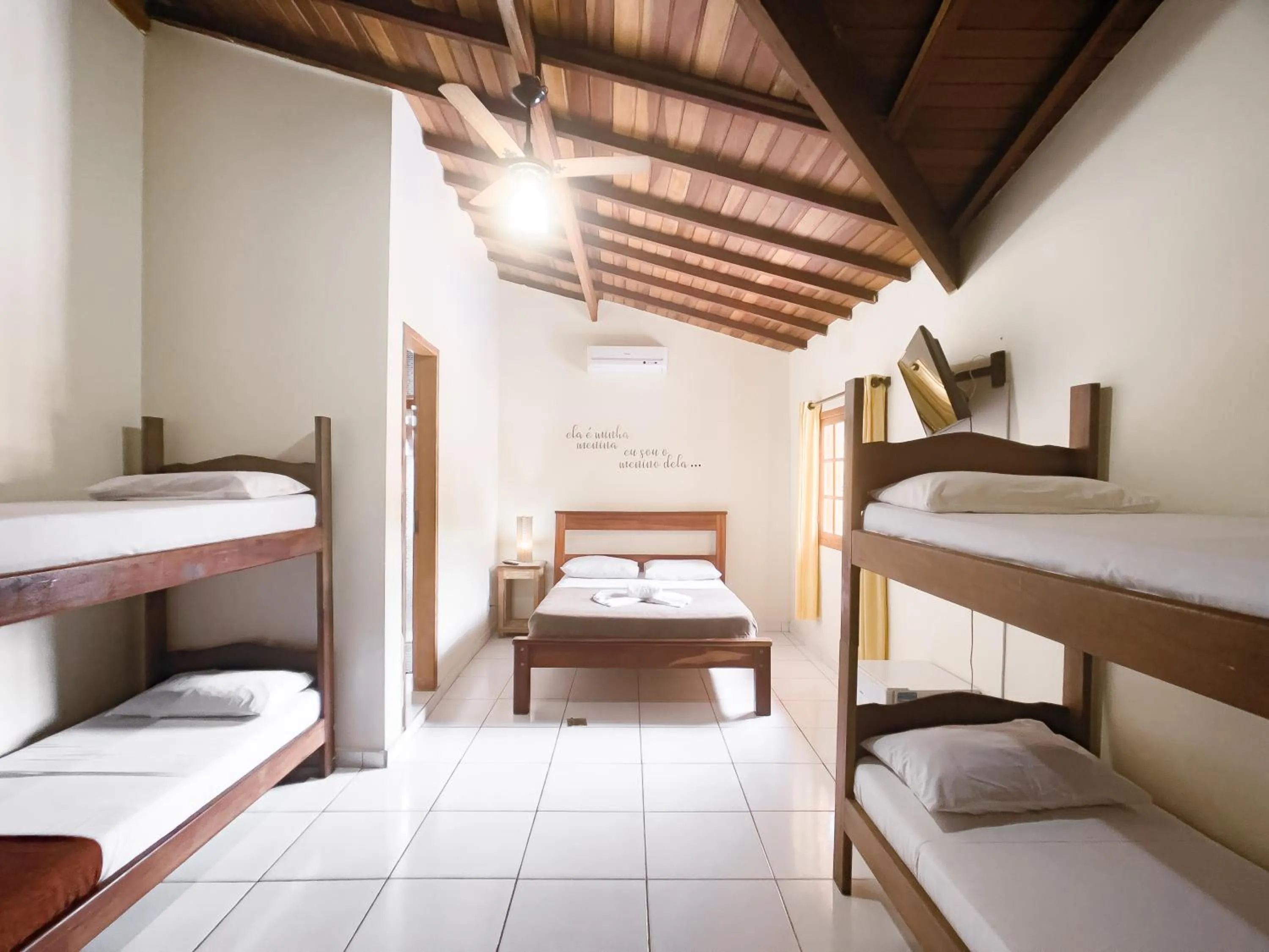 Photo of the whole room, Bed in Geko Pousada Paraty