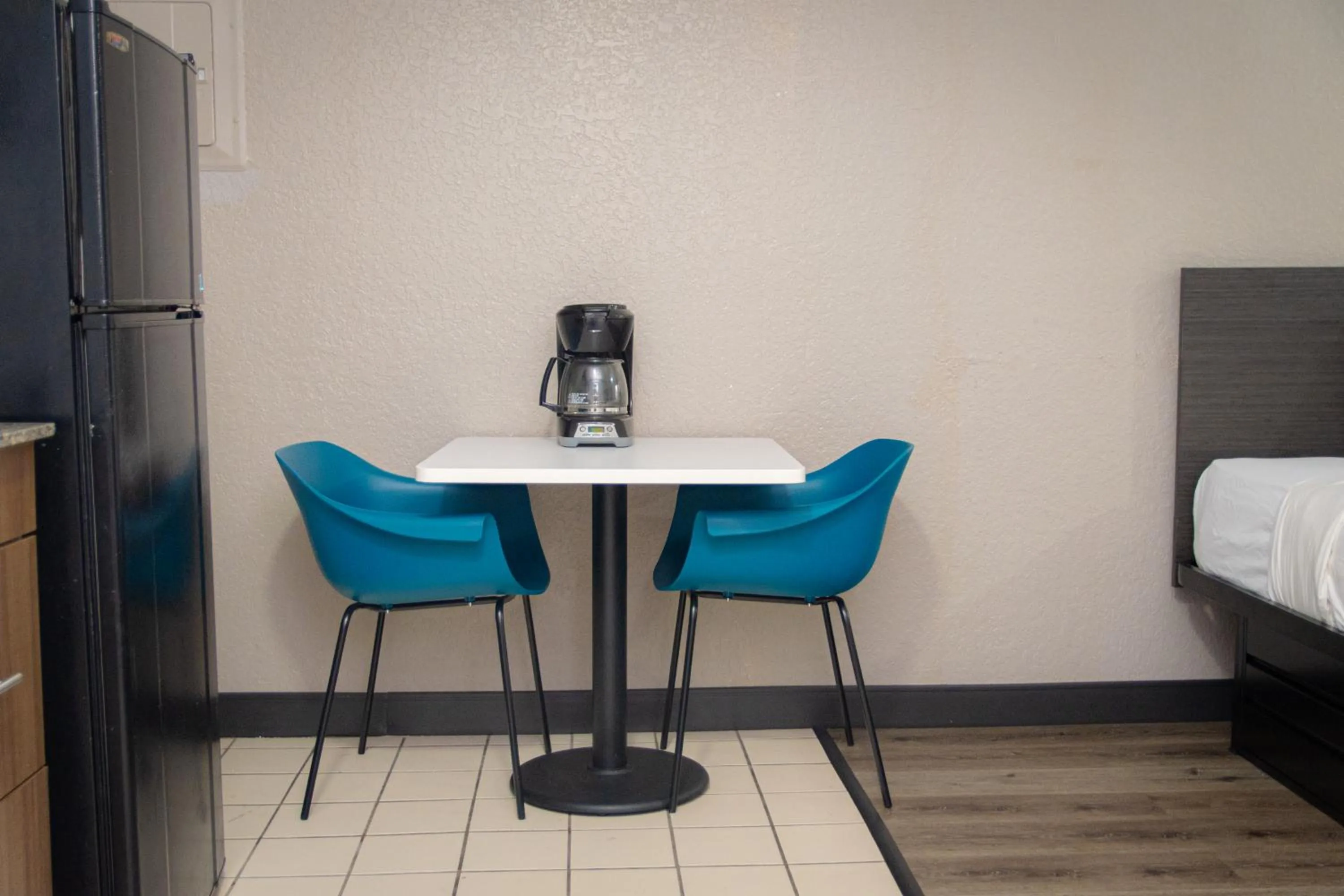 kitchen, Bed in Studio 6-West Palm Beach, FL