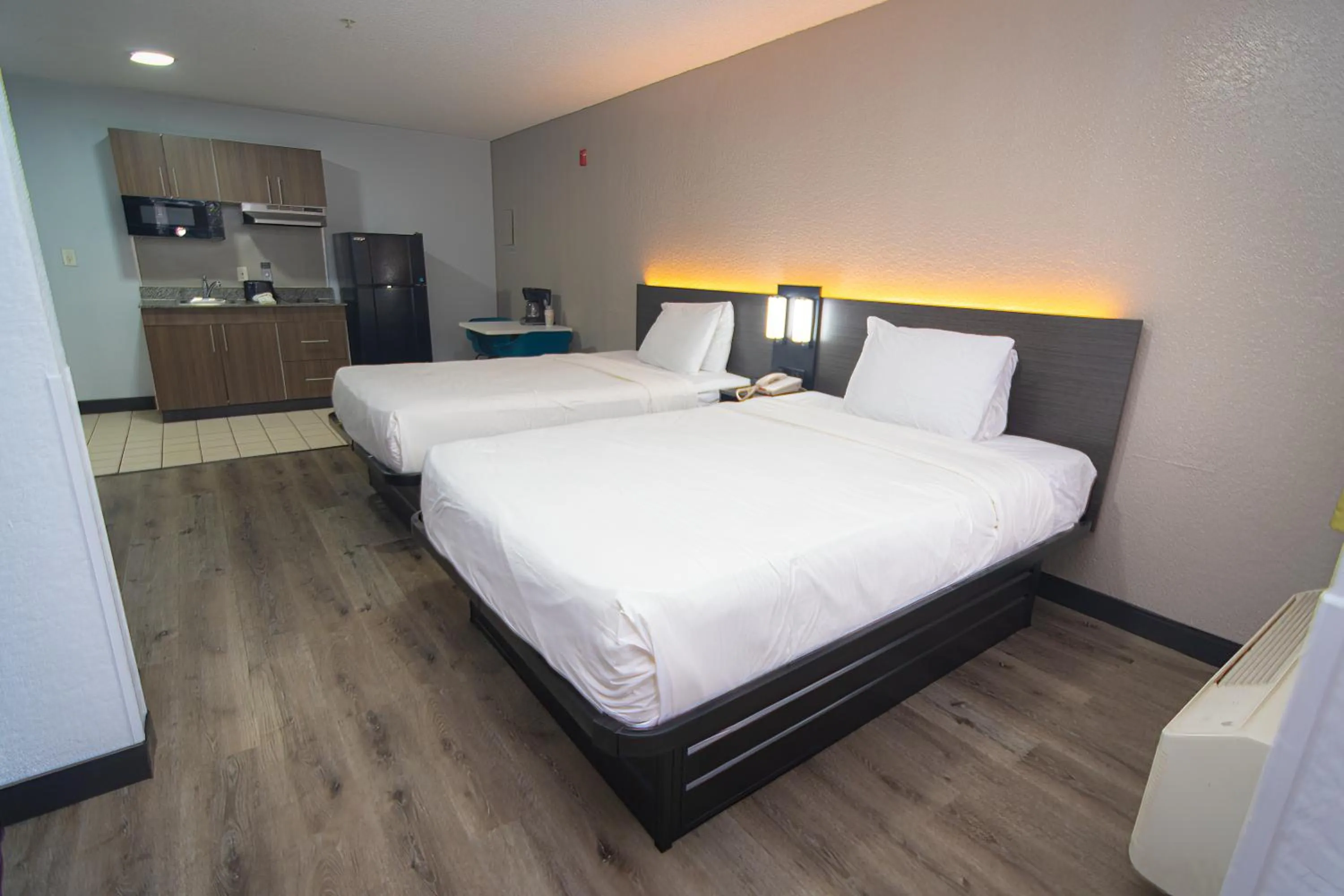 Bed in Studio 6-West Palm Beach, FL