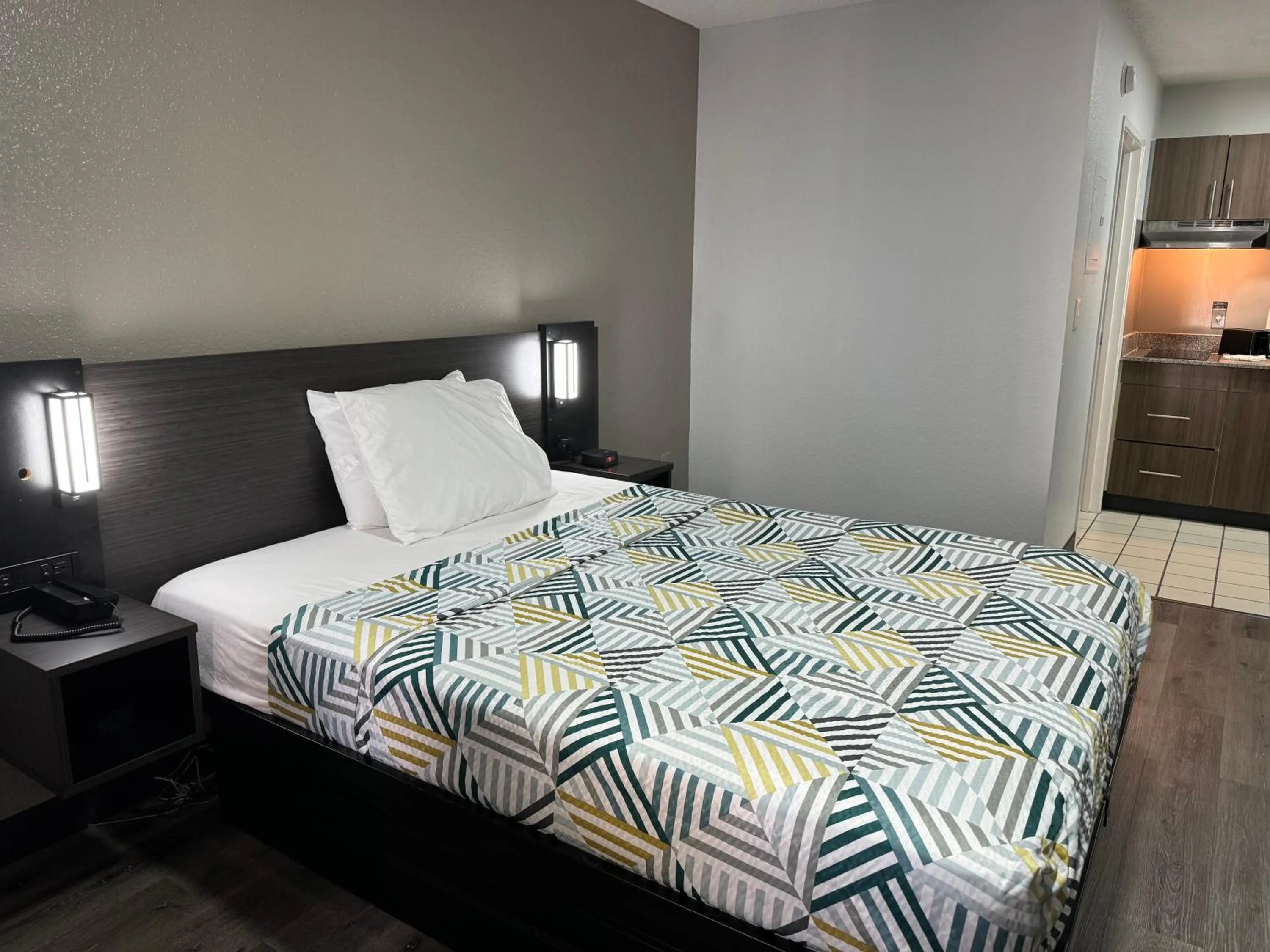 Bed in Studio 6-West Palm Beach, FL