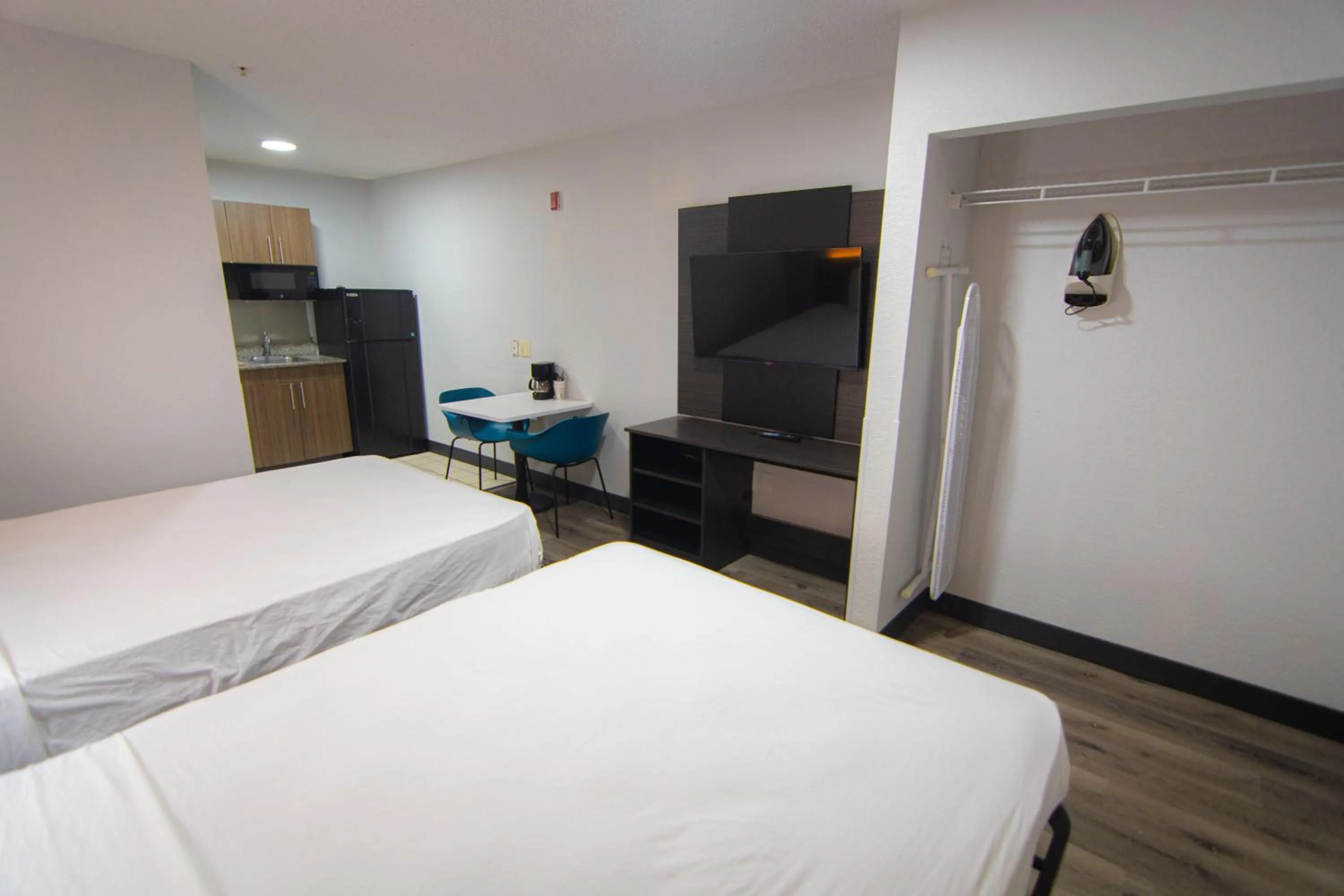 Bedroom, Bed in Studio 6-West Palm Beach, FL