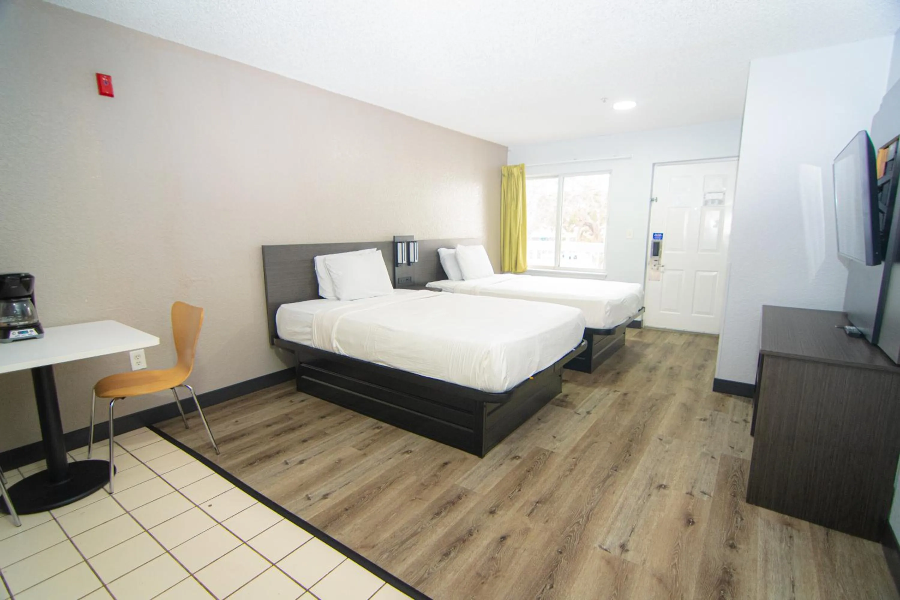 Bed in Studio 6-West Palm Beach, FL