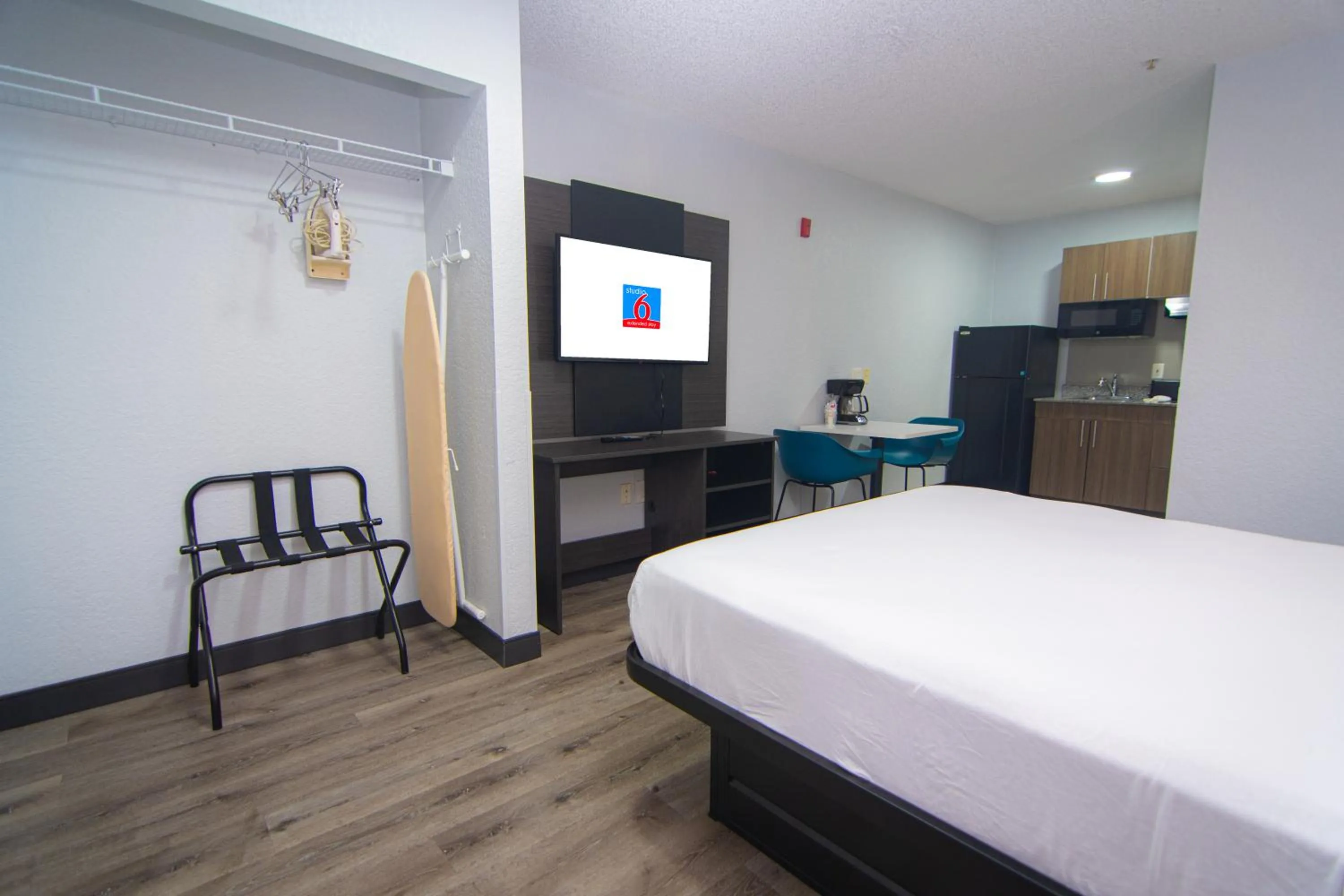 Bedroom, Bed in Studio 6-West Palm Beach, FL