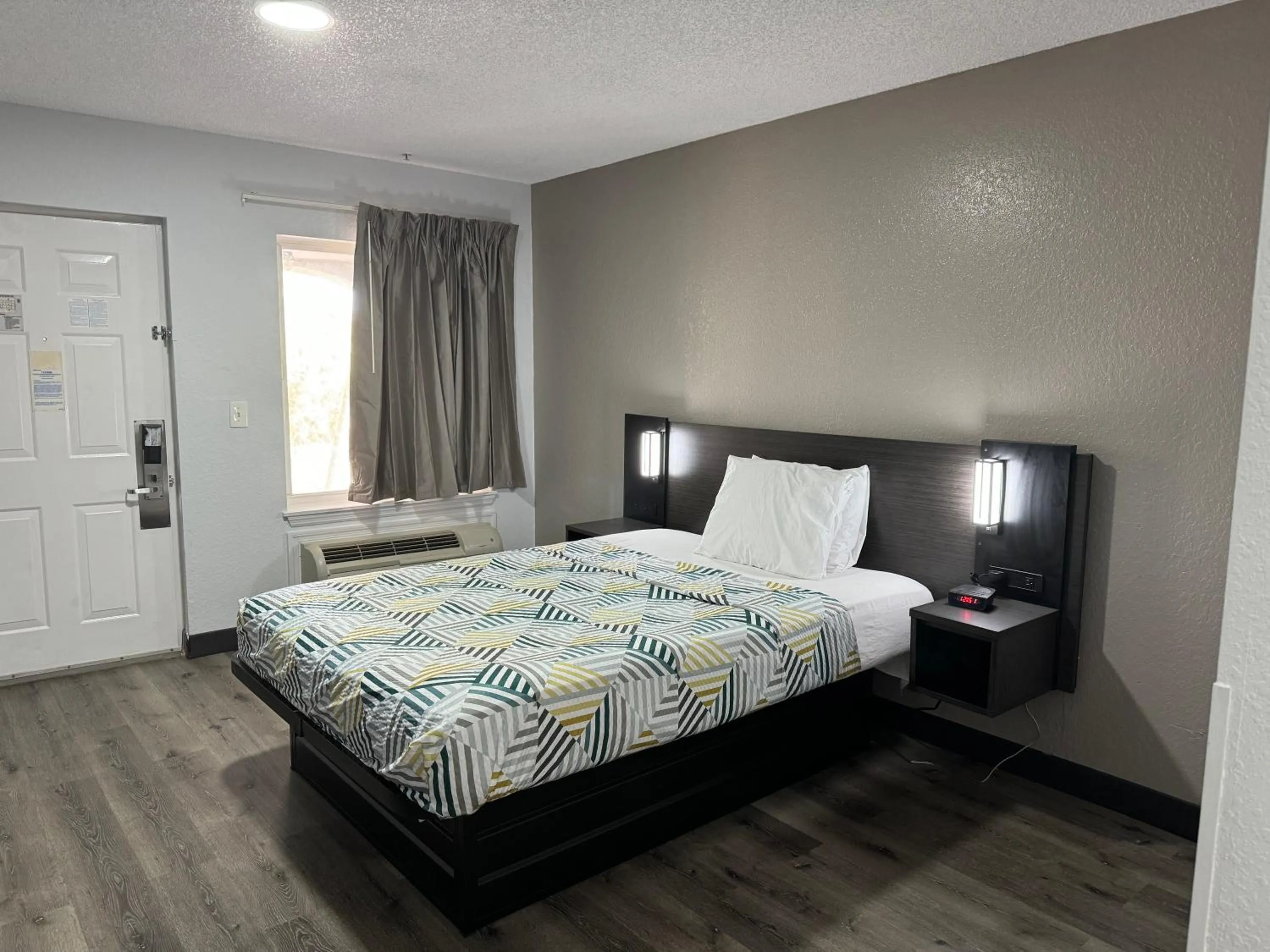 Bed in Studio 6-West Palm Beach, FL