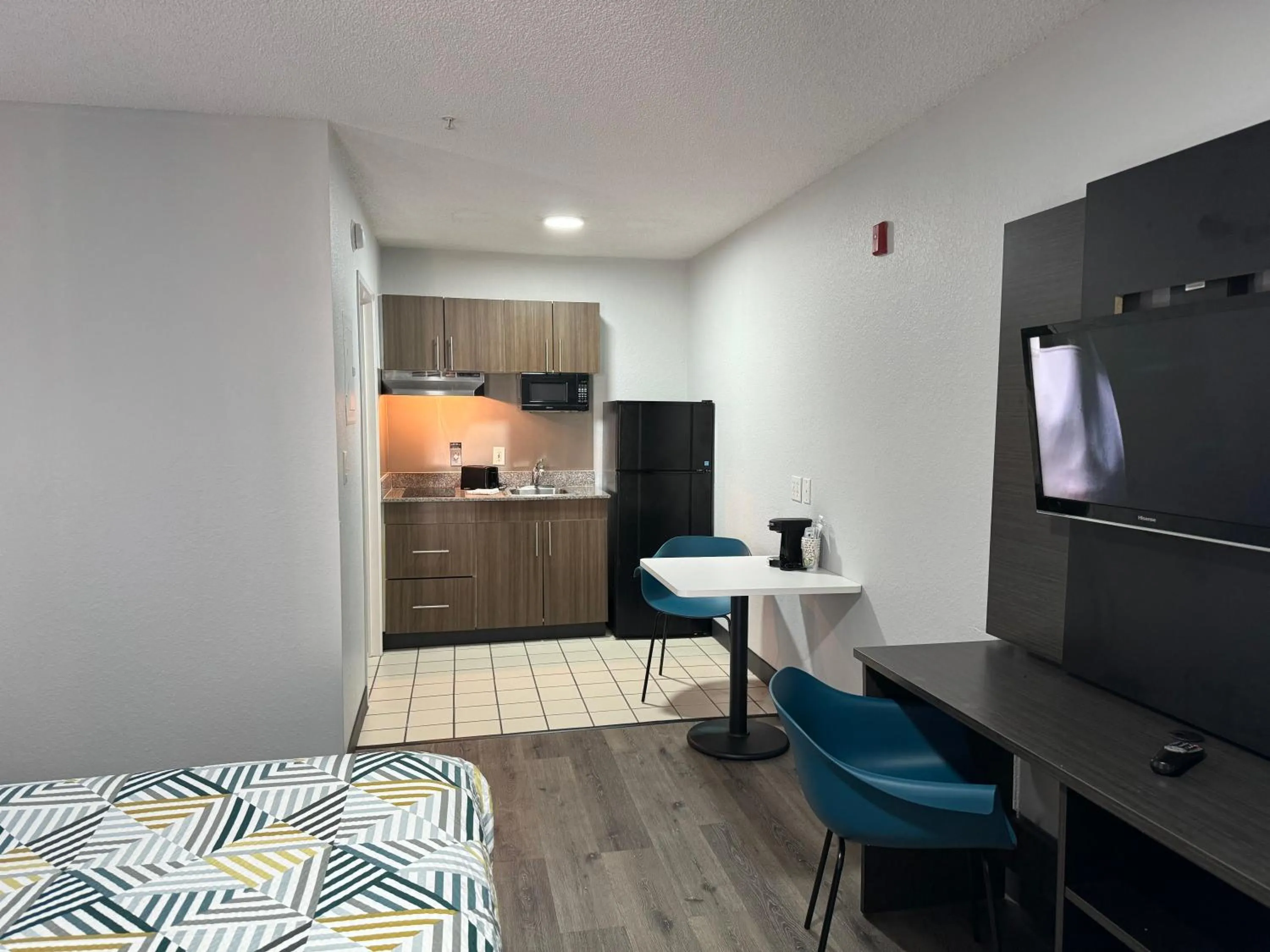 Bed in Studio 6-West Palm Beach, FL