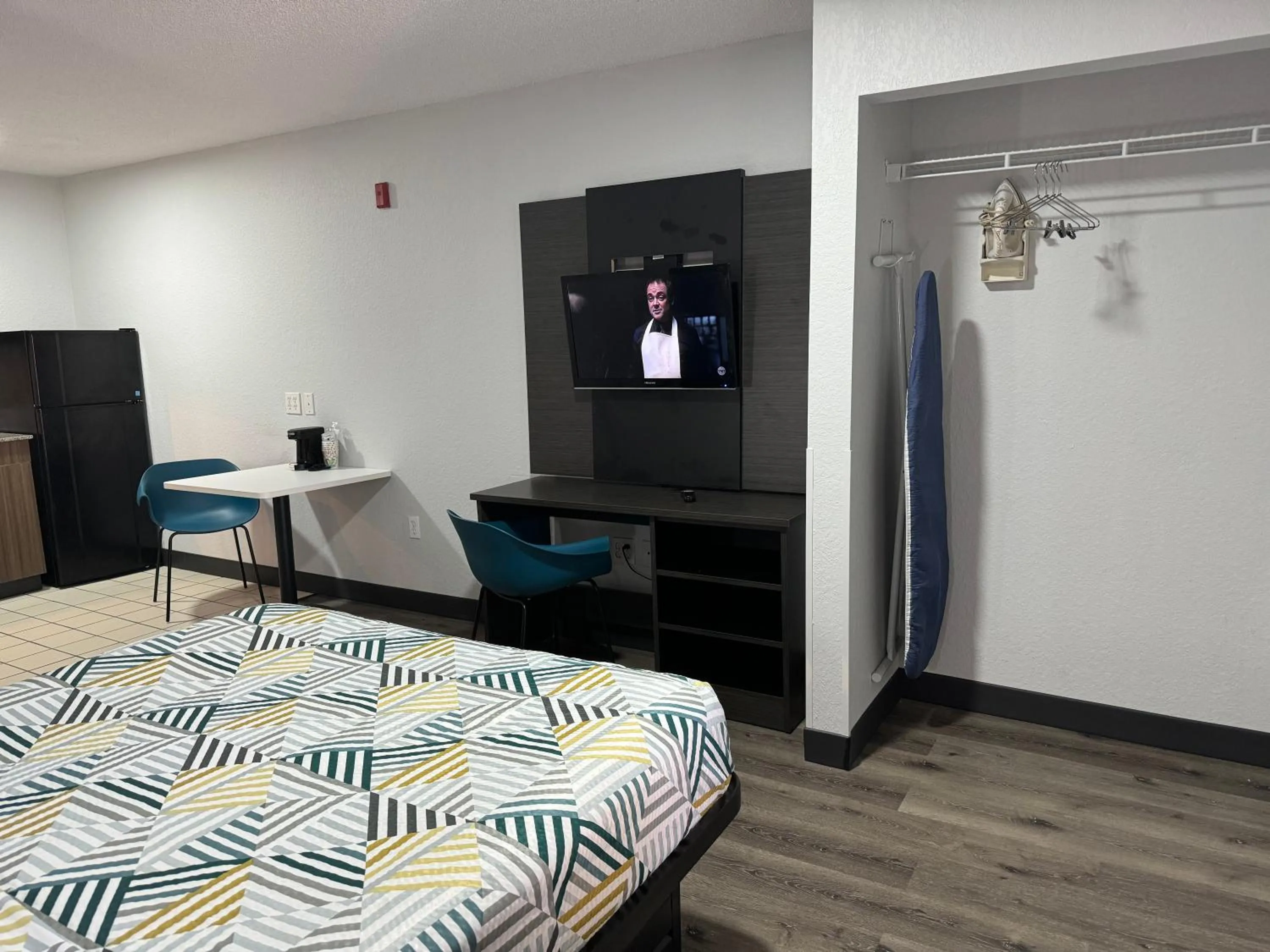 Bed in Studio 6-West Palm Beach, FL