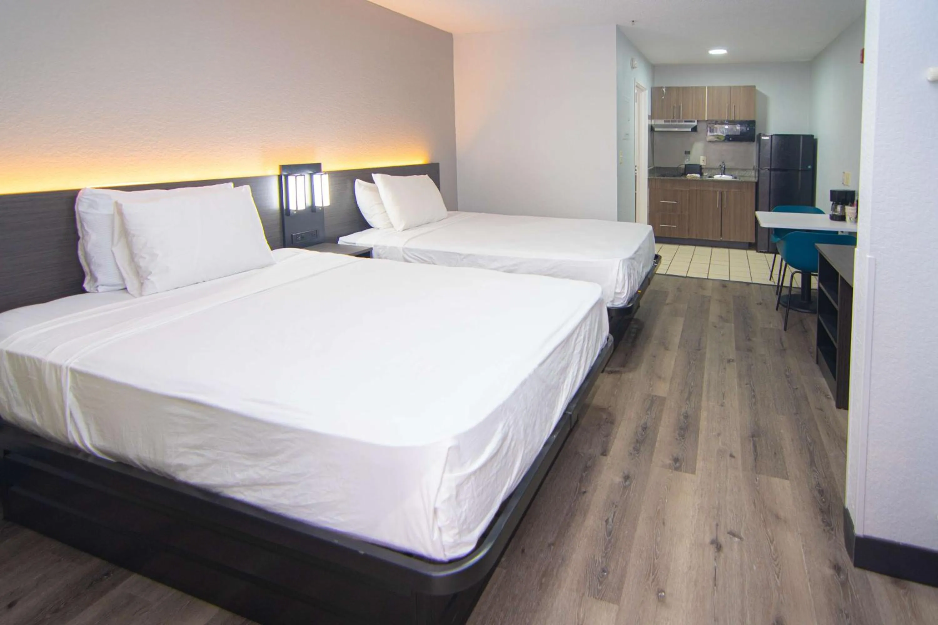 Bedroom, Bed in Studio 6-West Palm Beach, FL