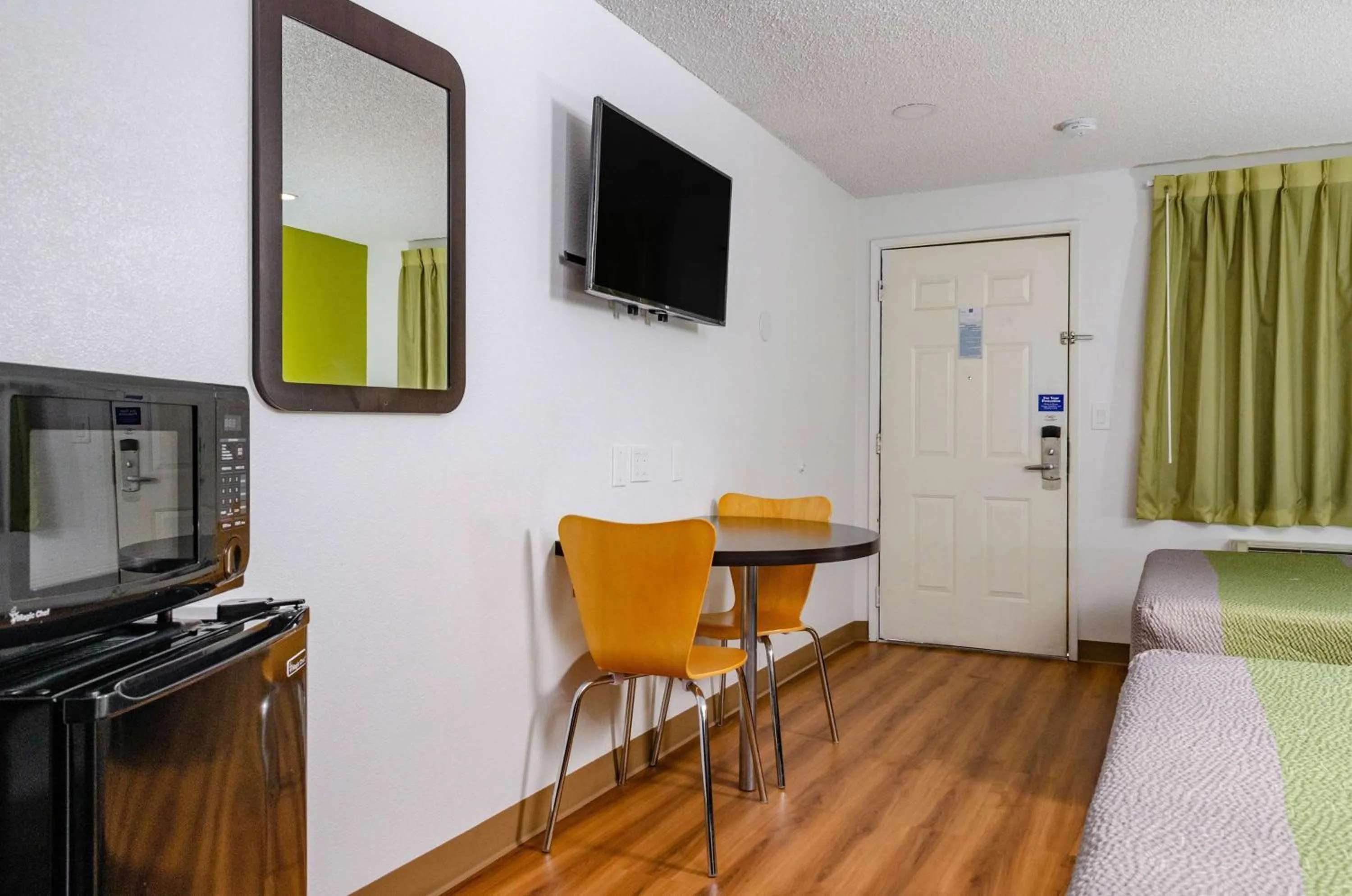 TV and multimedia in Motel 6-Fresno, CA - Yosemite Hwy