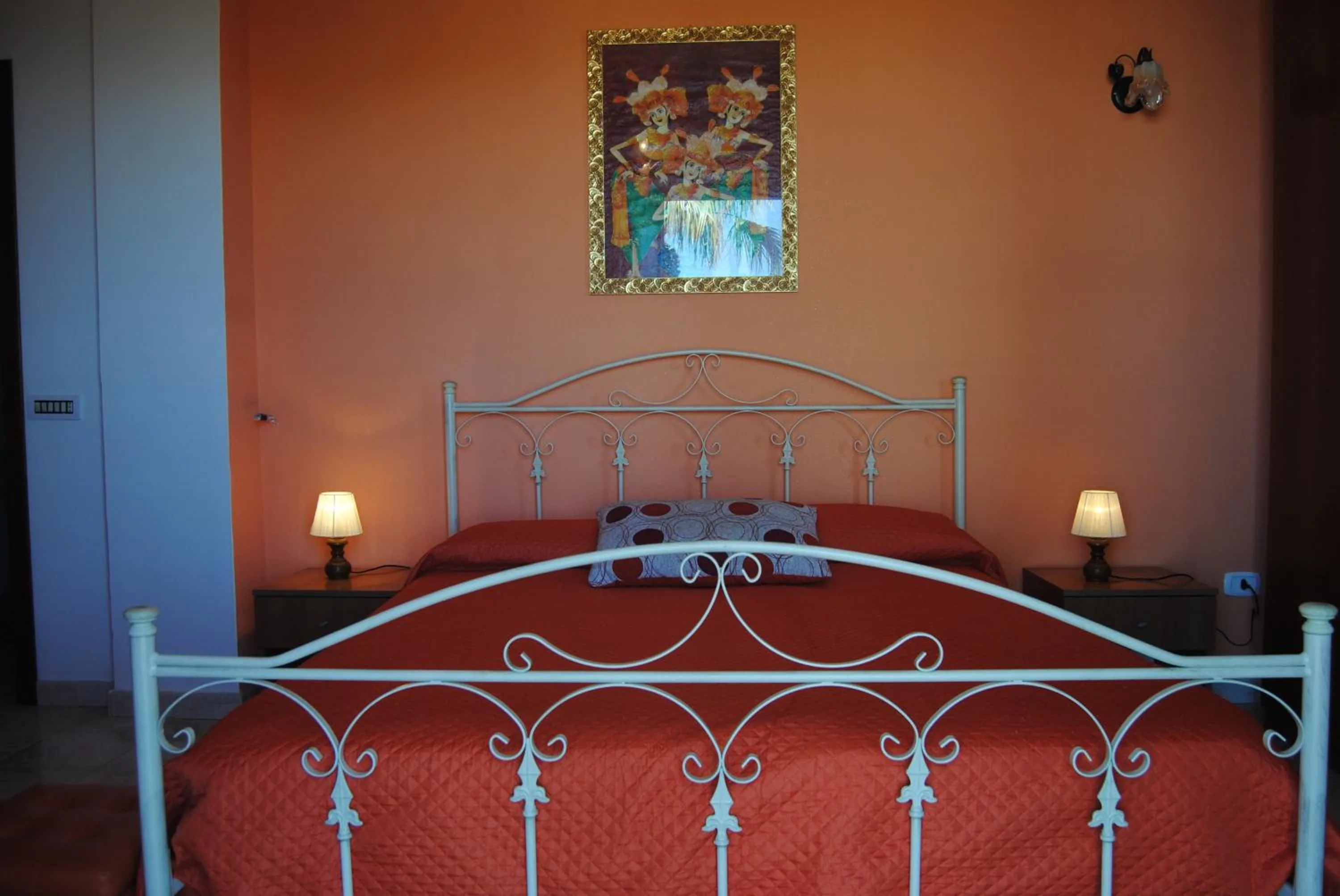 Bed in SANTA VENERE Apartments "PARCHEGGIO interno MOTO-AUTO" Ricarica auto Elettriche